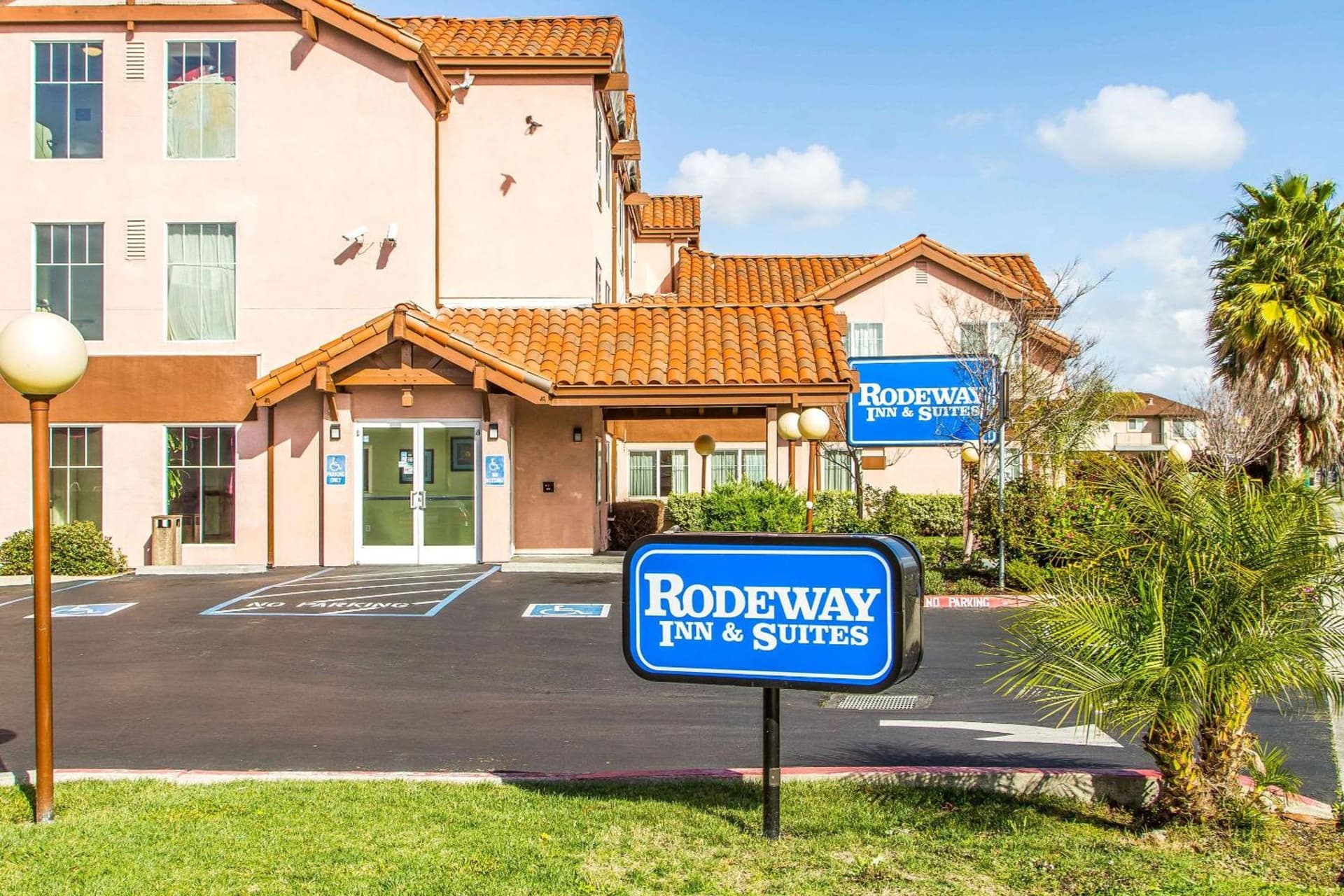 Rodeway Inn & Suites Hayward - Oakland South interior in Hayward, CA — gallery photo 2