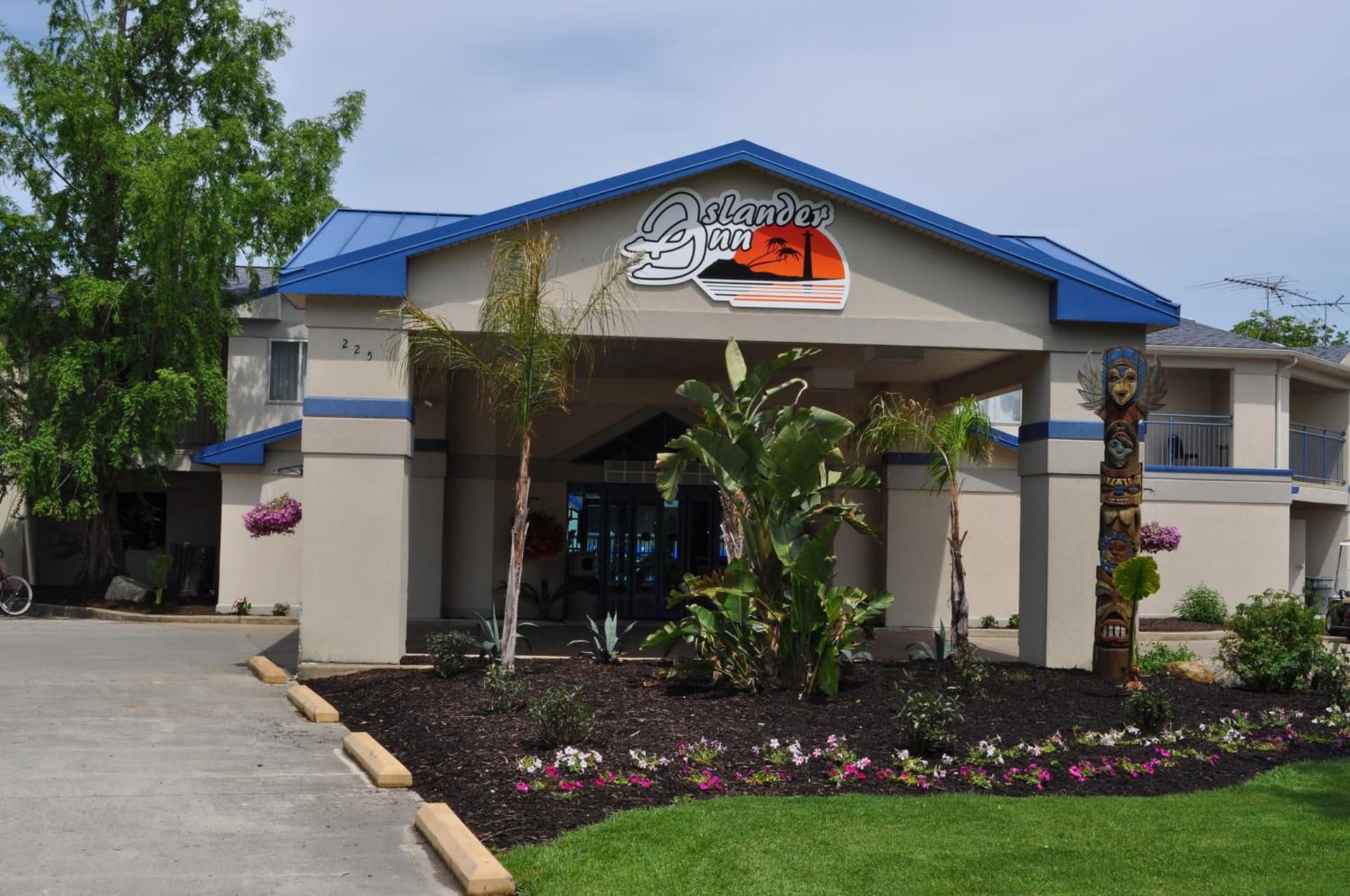 Islander Inn featured exterior or lobby in Put-in-Bay, OH — similar hotel