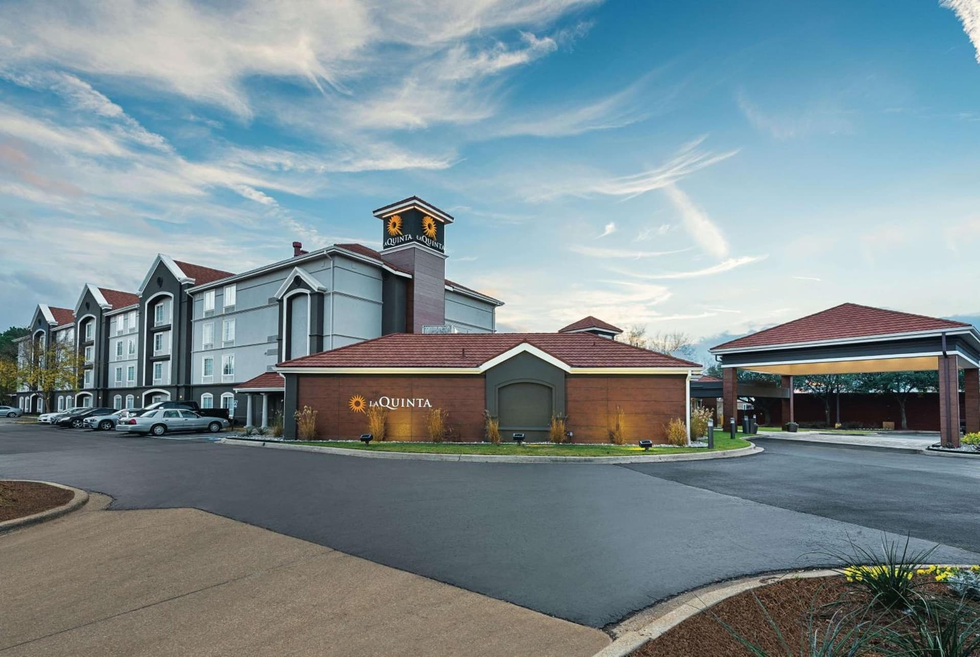 La Quinta Inn & Suites by Wyndham Shreveport Airport — hotel in Shreveport, Louisiana