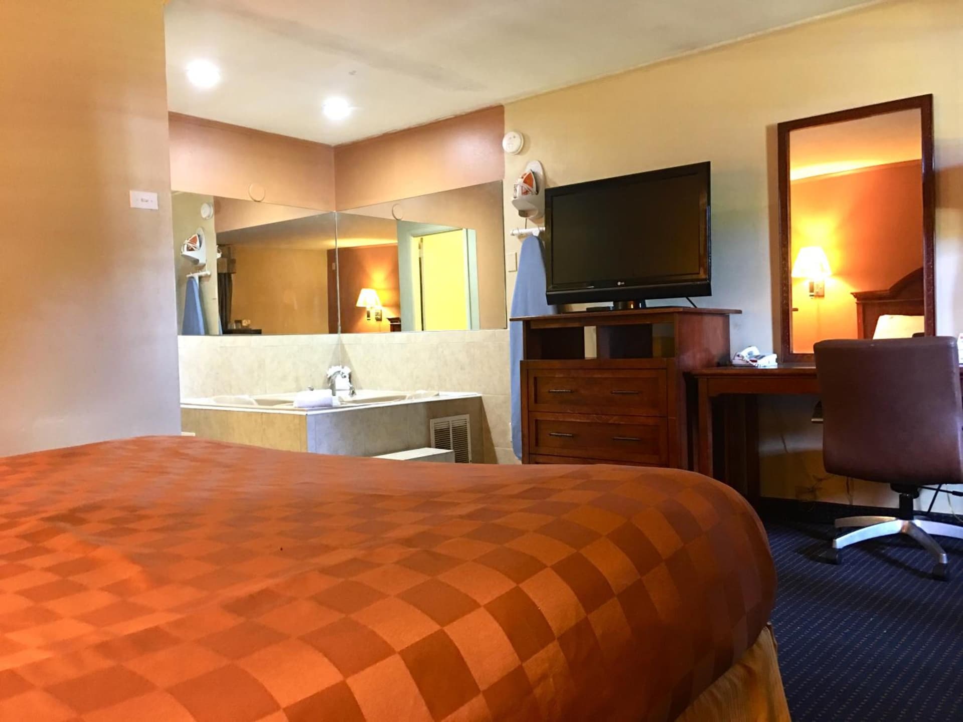 Red Carpet Inn - Stamford interior in Stamford, CT — gallery photo 2