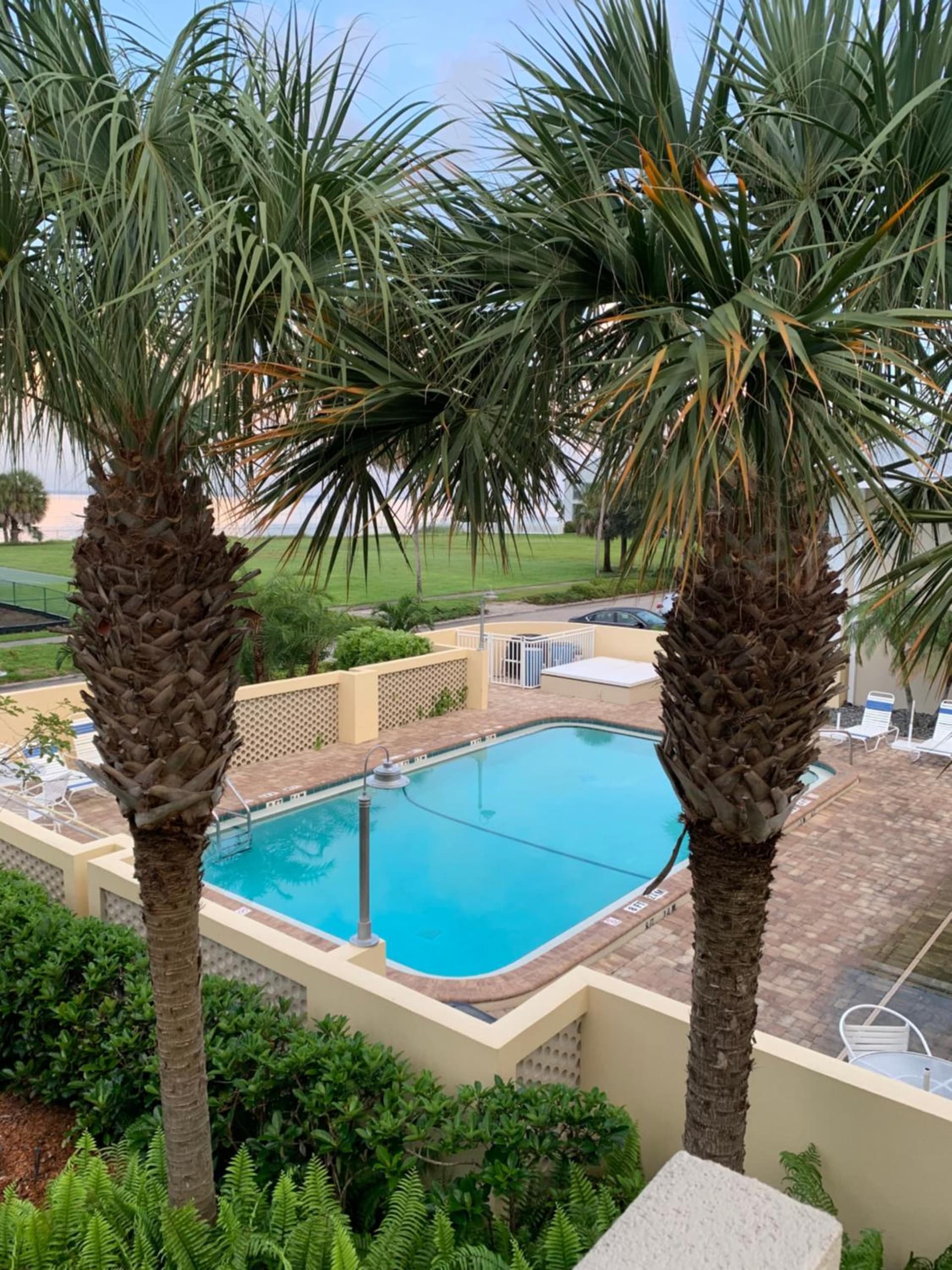 Resort Condo, Private Beach, Balcony with Water Views Bayside Retreat — hotel in Ruskin, Florida