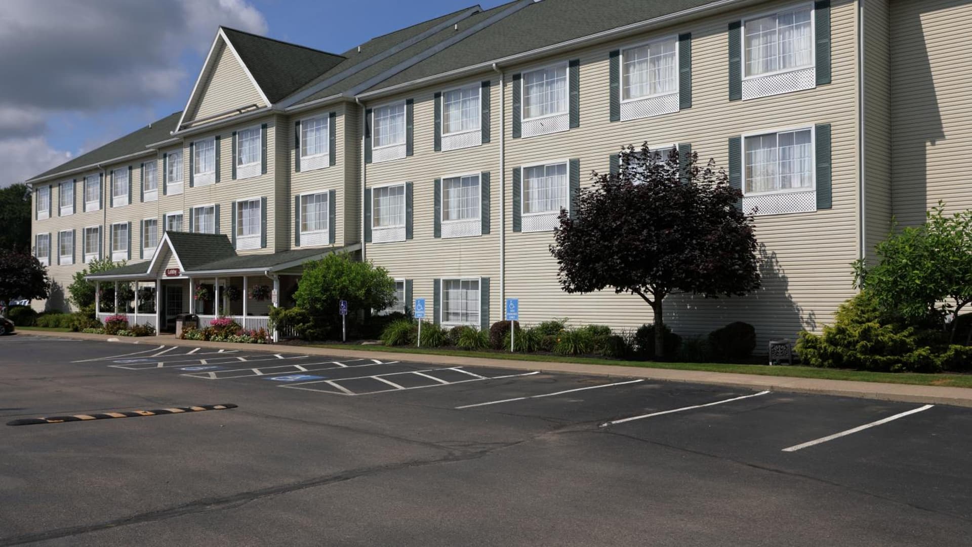 Coshocton Village Inn & Suites — hotel in Newcomerstown, Ohio