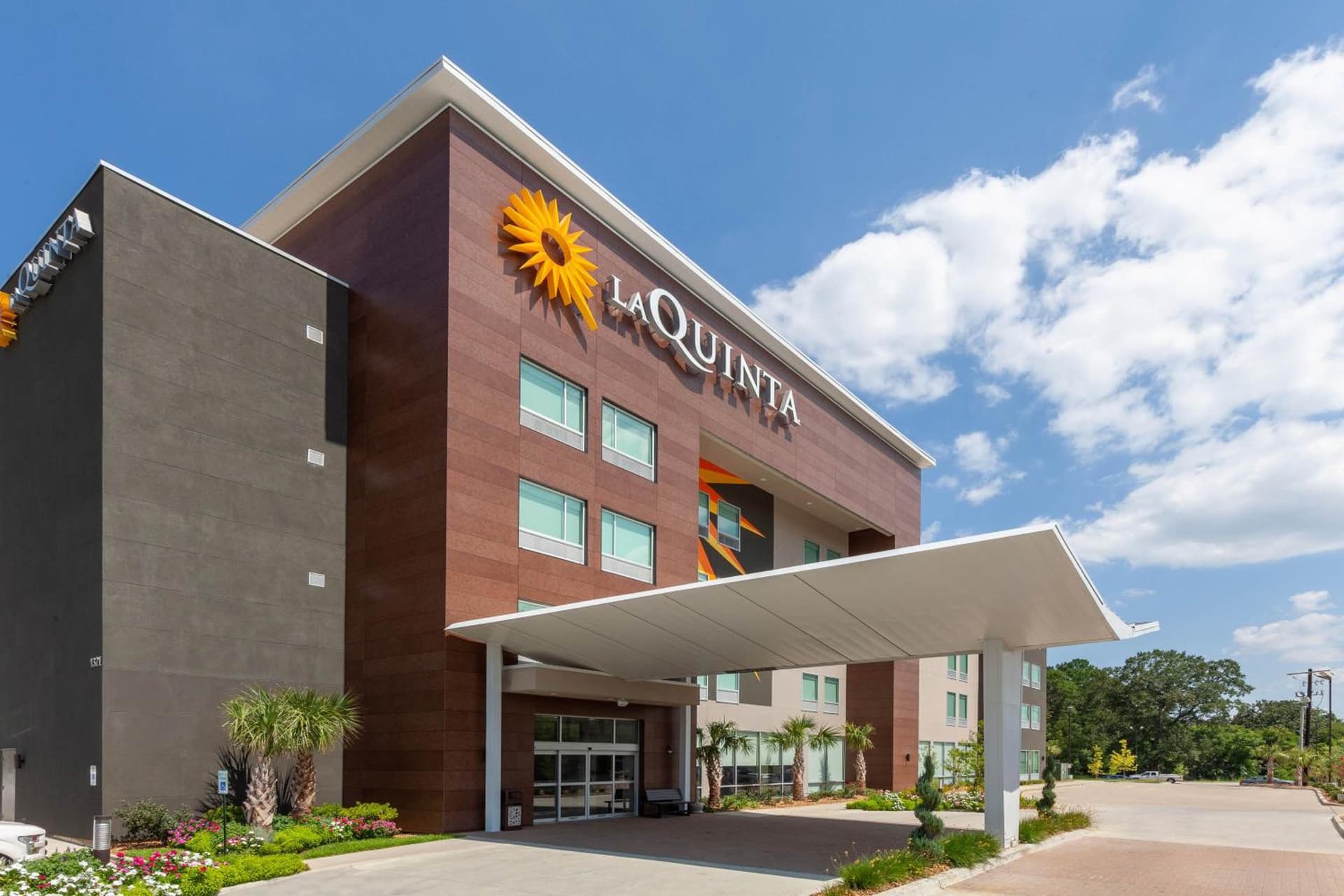 La Quinta Inn & Suites by Wyndham Lafayette Oil Center — hotel in Lafayette, Louisiana