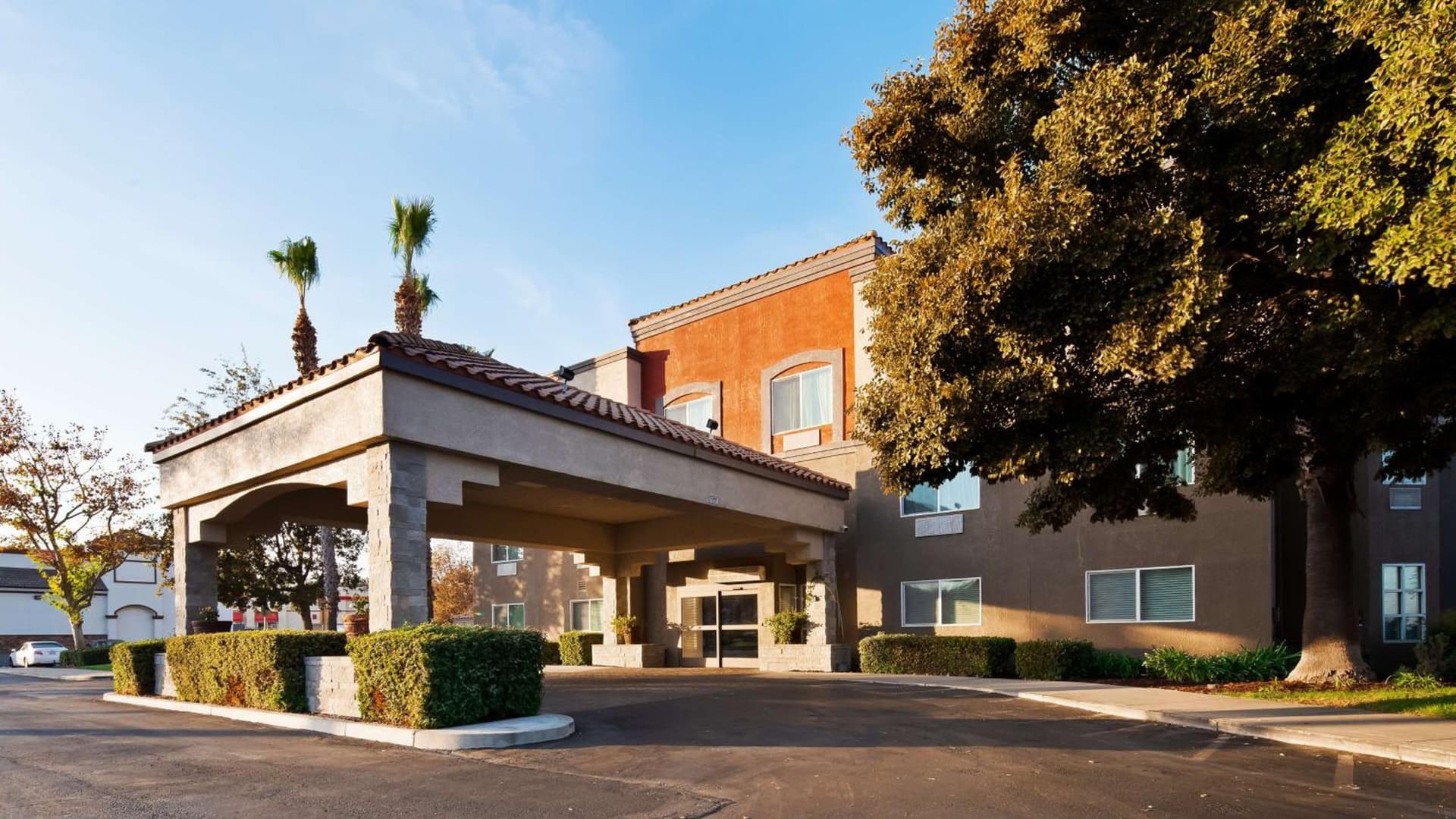Best Western Plus Villa Del Lago Inn Patterson — hotel in Modesto, California