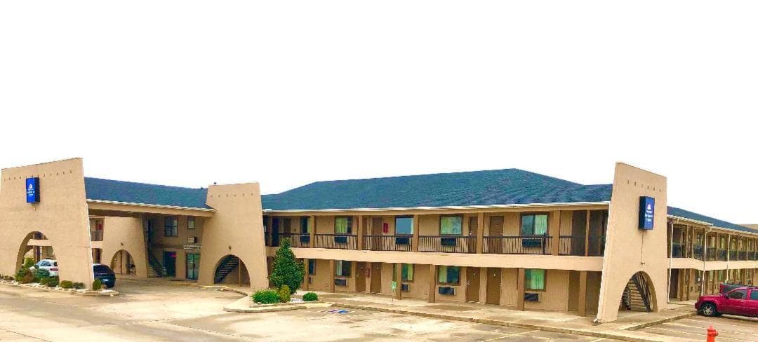 Americas Best Value Inn Yukon — hotel in Yukon, Oklahoma