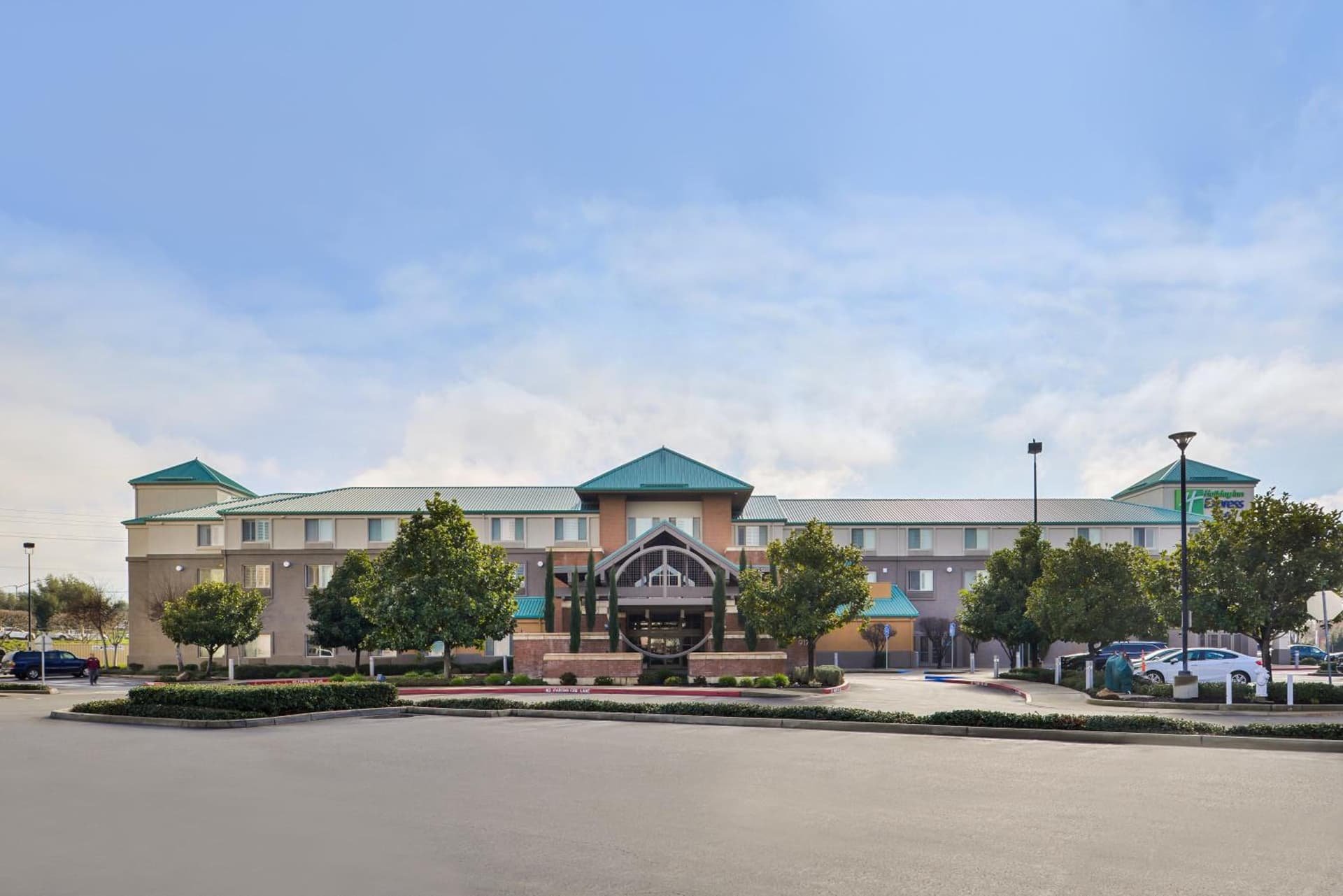 HOLIDAY INN EXPRESS & SUITES ELK GROVE CENTRAL - HWY 99 by IHG — hotel in Elk Grove, California
