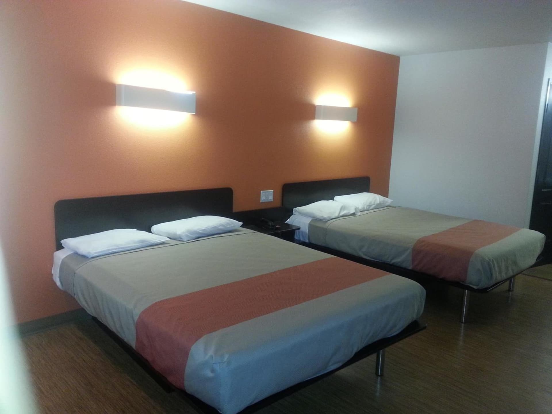 Motel 6 Bell Gardens, CA - Los Angeles interior in Bell Gardens, CA — gallery photo 2