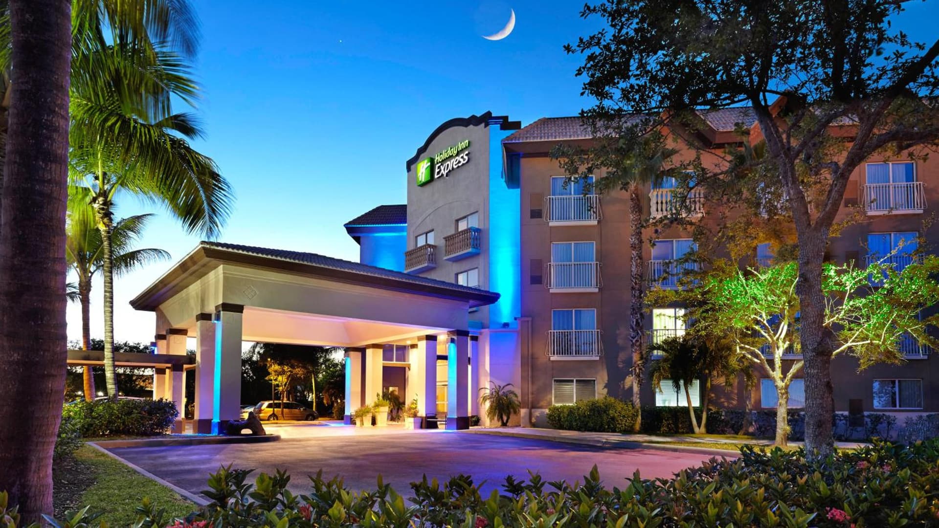 Holiday Inn Express & Suites Naples Downtown - 5th Avenue by IHG — hotel in Naples, Florida