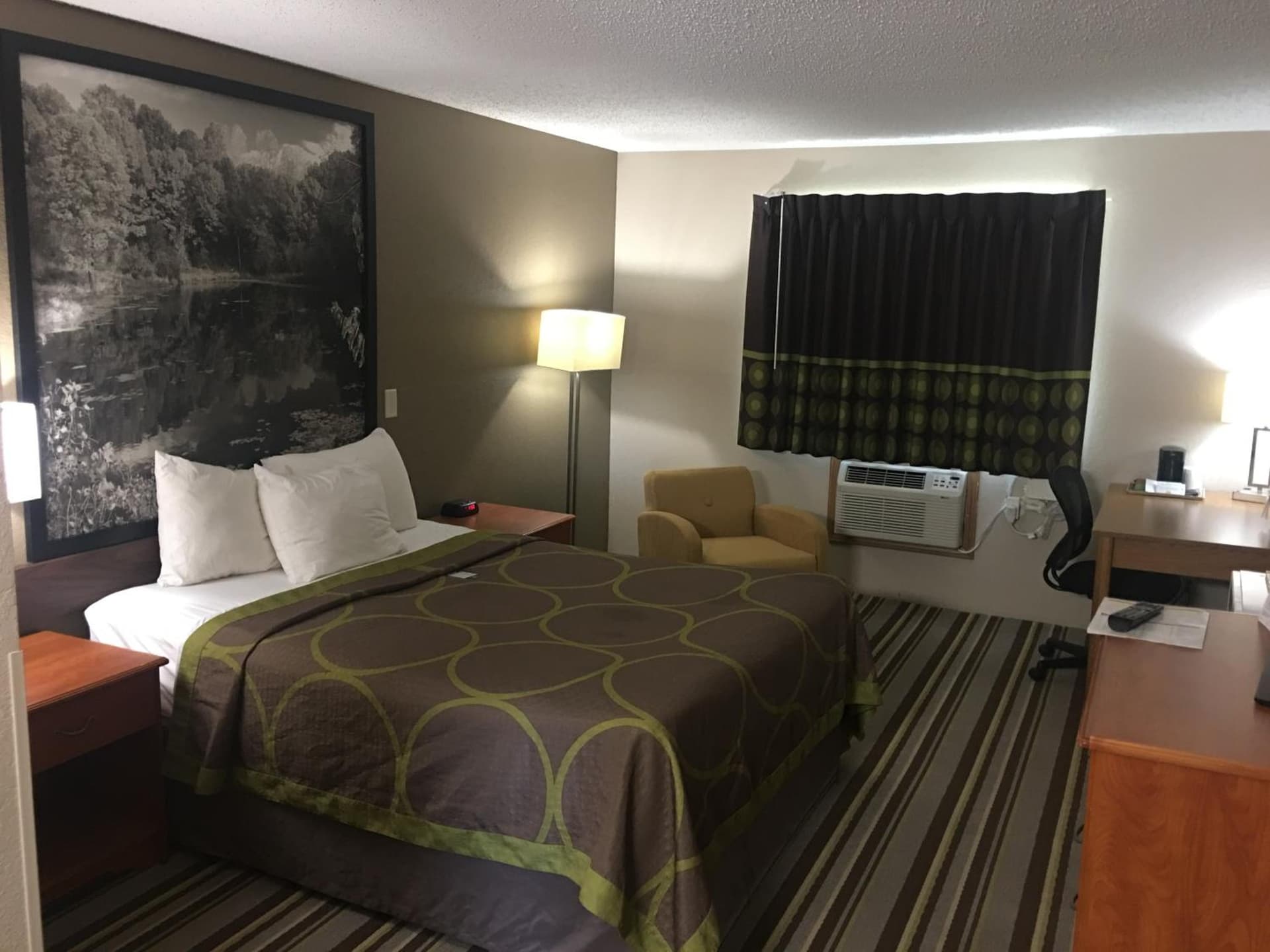 Super 8 by Wyndham Blue Earth property views in Blue Earth, MN — gallery photo 3