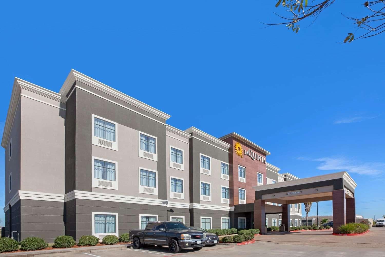 La Quinta Inn & Suites By Wyndham Houston Pasadena North — hotel in Pasadena, Texas