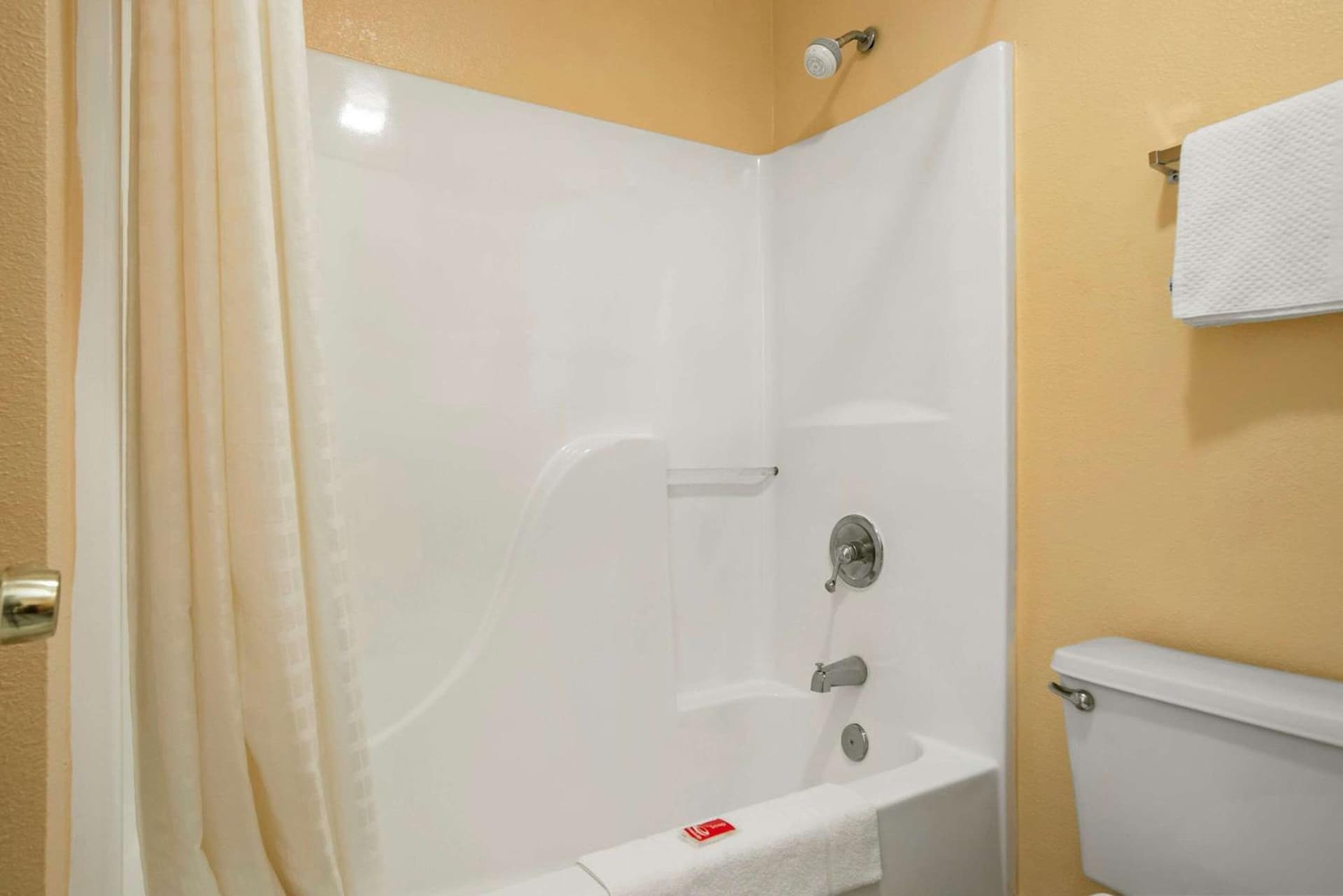 Econo Lodge Inn & Suites Evergreen interior in Evergreen, AL — gallery photo 2