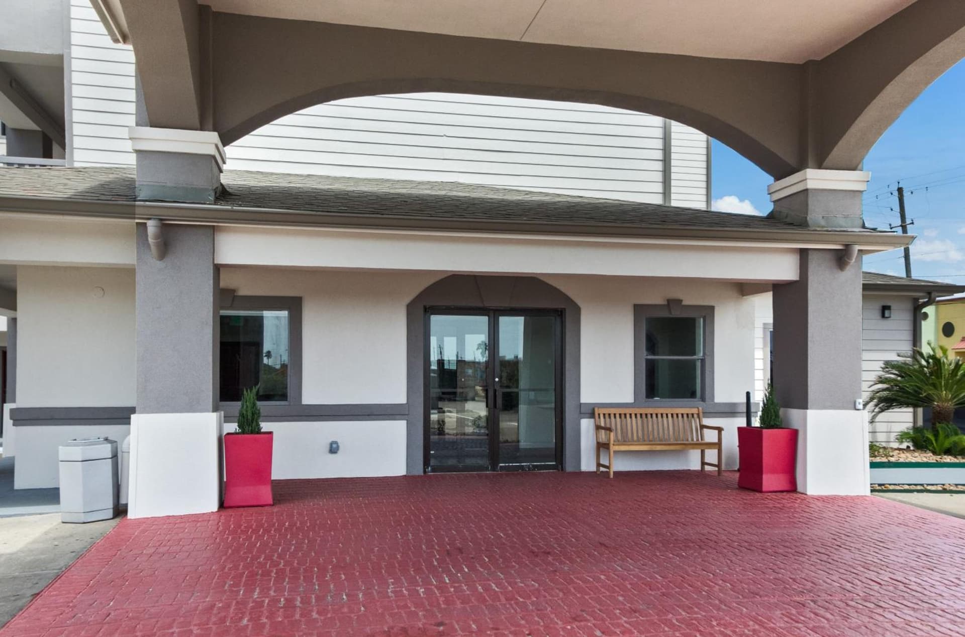 Red Roof Inn PLUS + Galveston - Beachfront property views in Galveston, TX — gallery photo 3