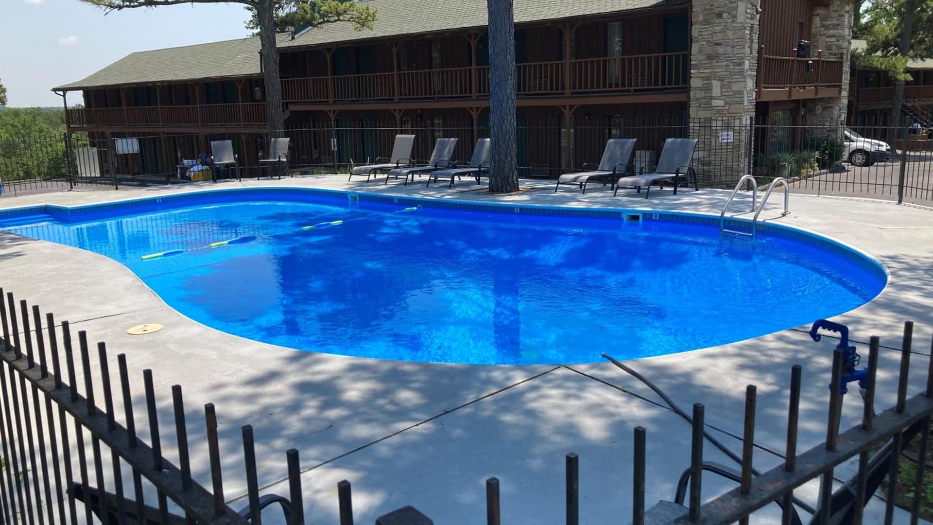 Country Mountain Inn interior in Eureka Springs, AR — gallery photo 2
