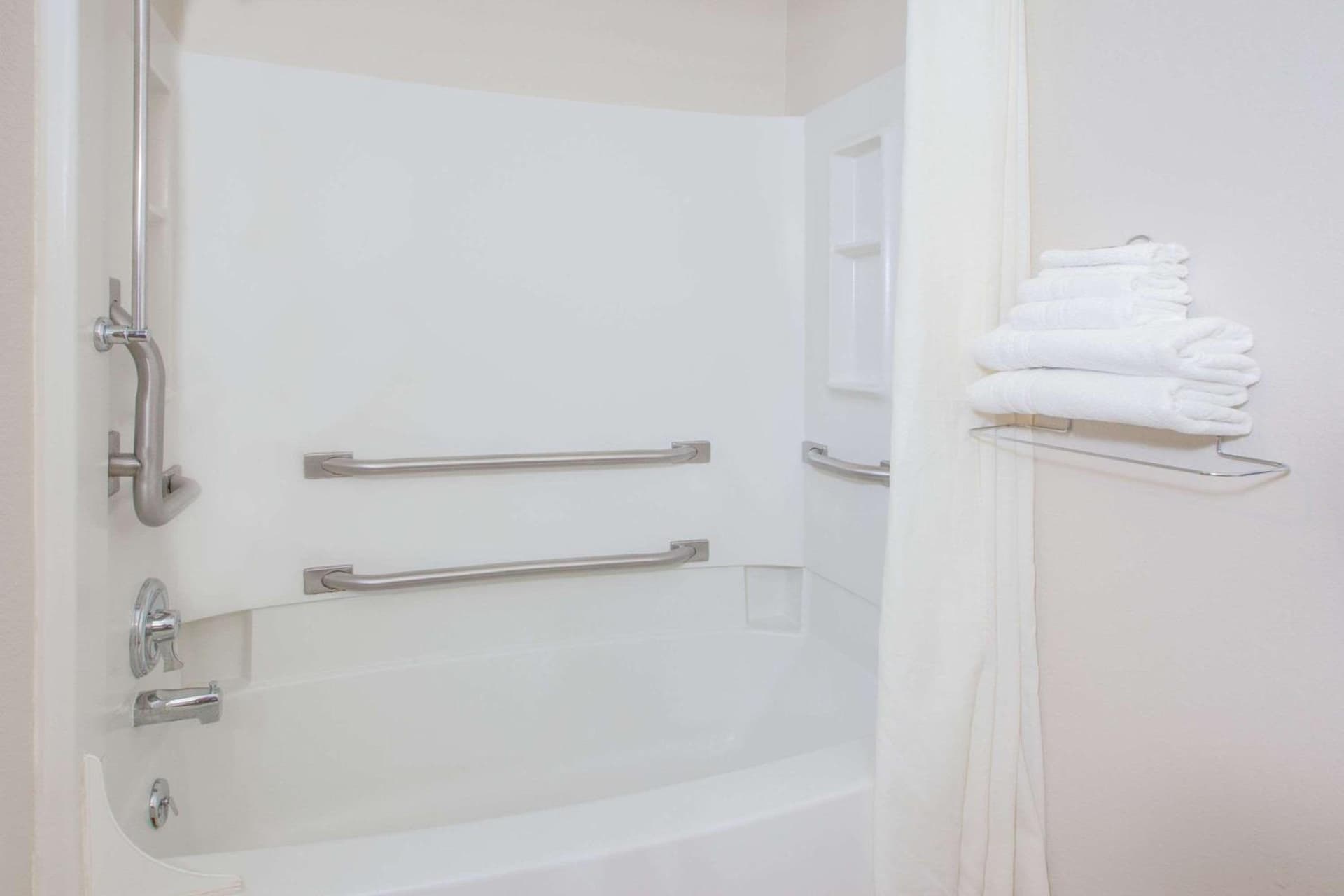 Super 8 by Wyndham Houghton Lake interior in Houghton Lake, MI — gallery photo 2