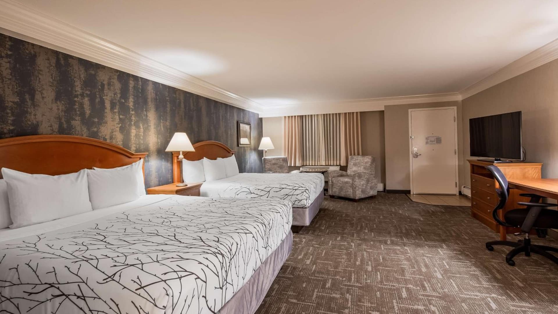Best Western Plus Silver Saddle Inn interior in Estes Park, CO — gallery photo 2