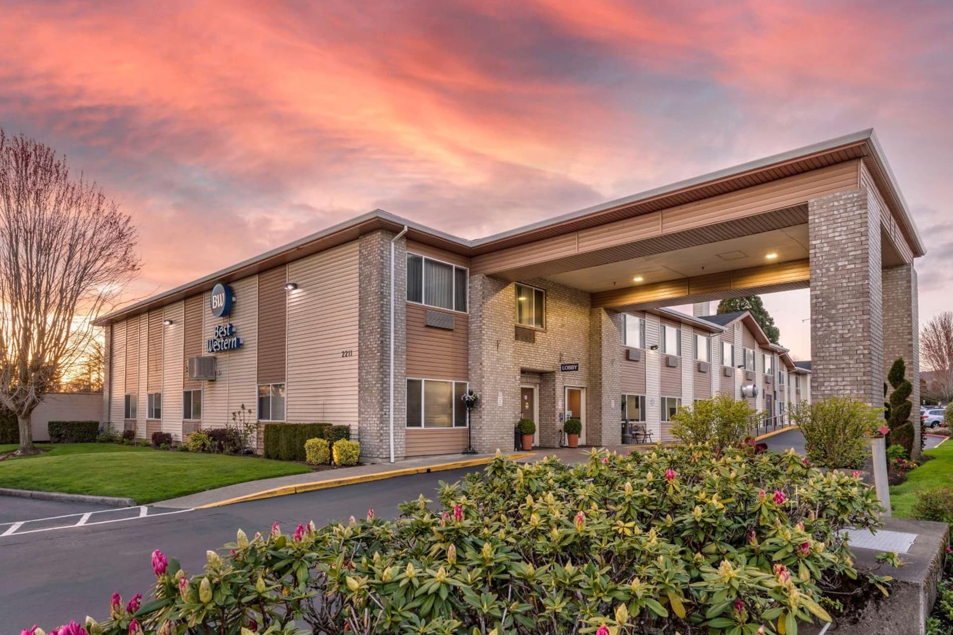 Best Western Newberg Inn featured exterior or lobby in Newberg, OR — similar hotel