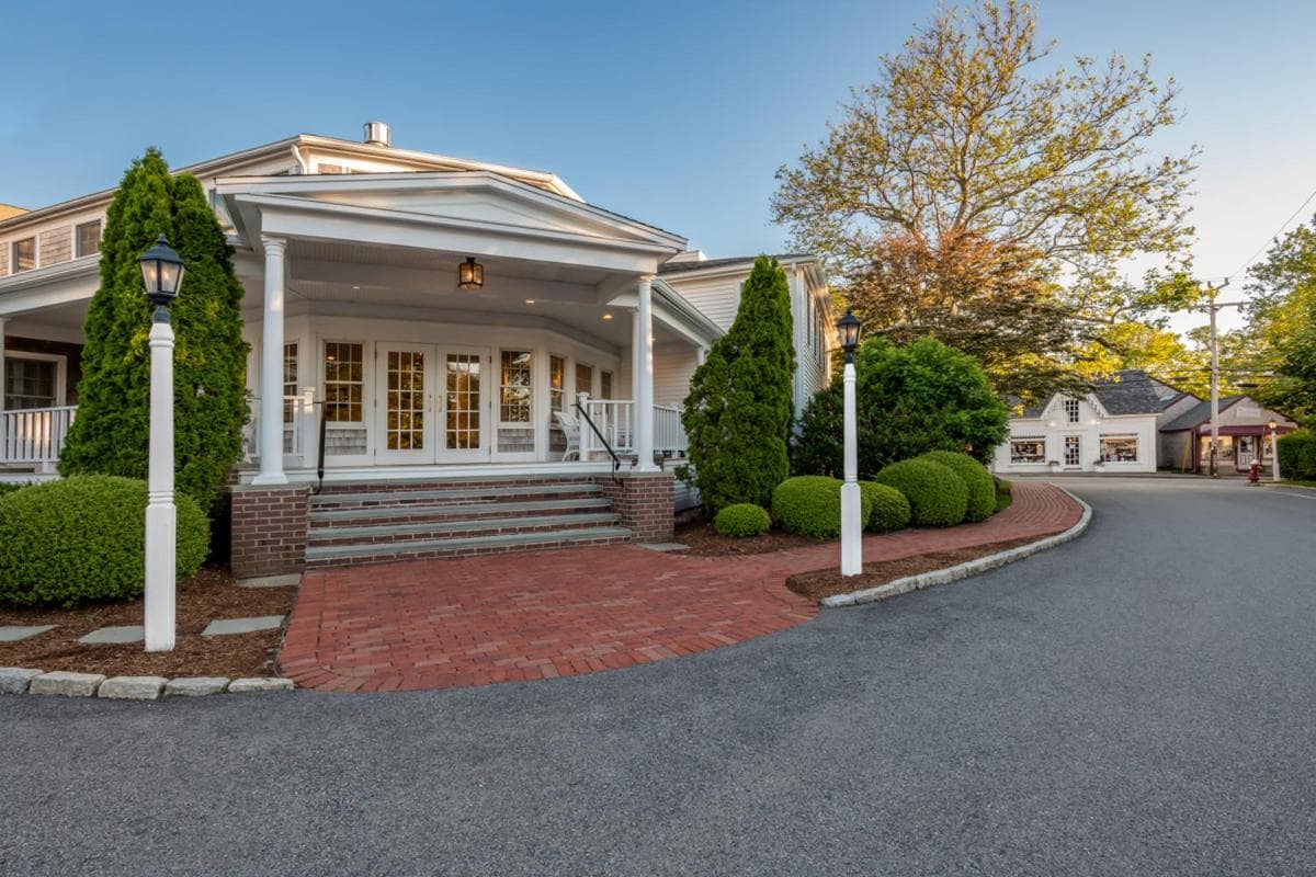 Chatham Wayside Inn — hotel in West Yarmouth, Massachusetts