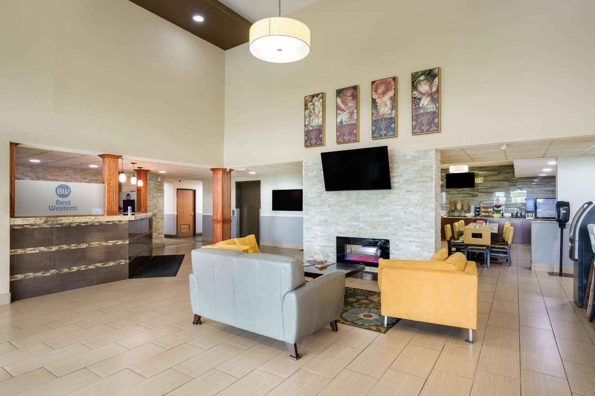 Best Western Waukesha Grand interior in Pewaukee — gallery photo 2