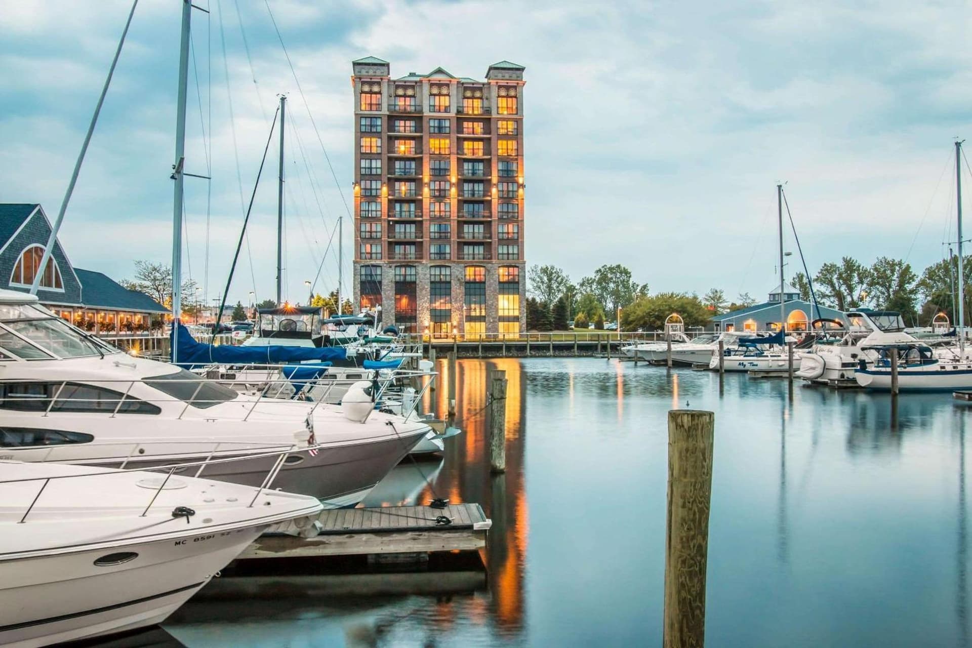 Shoreline Inn & Conference Center, an Ascend Collection Hotel — hotel in Muskegon, Michigan