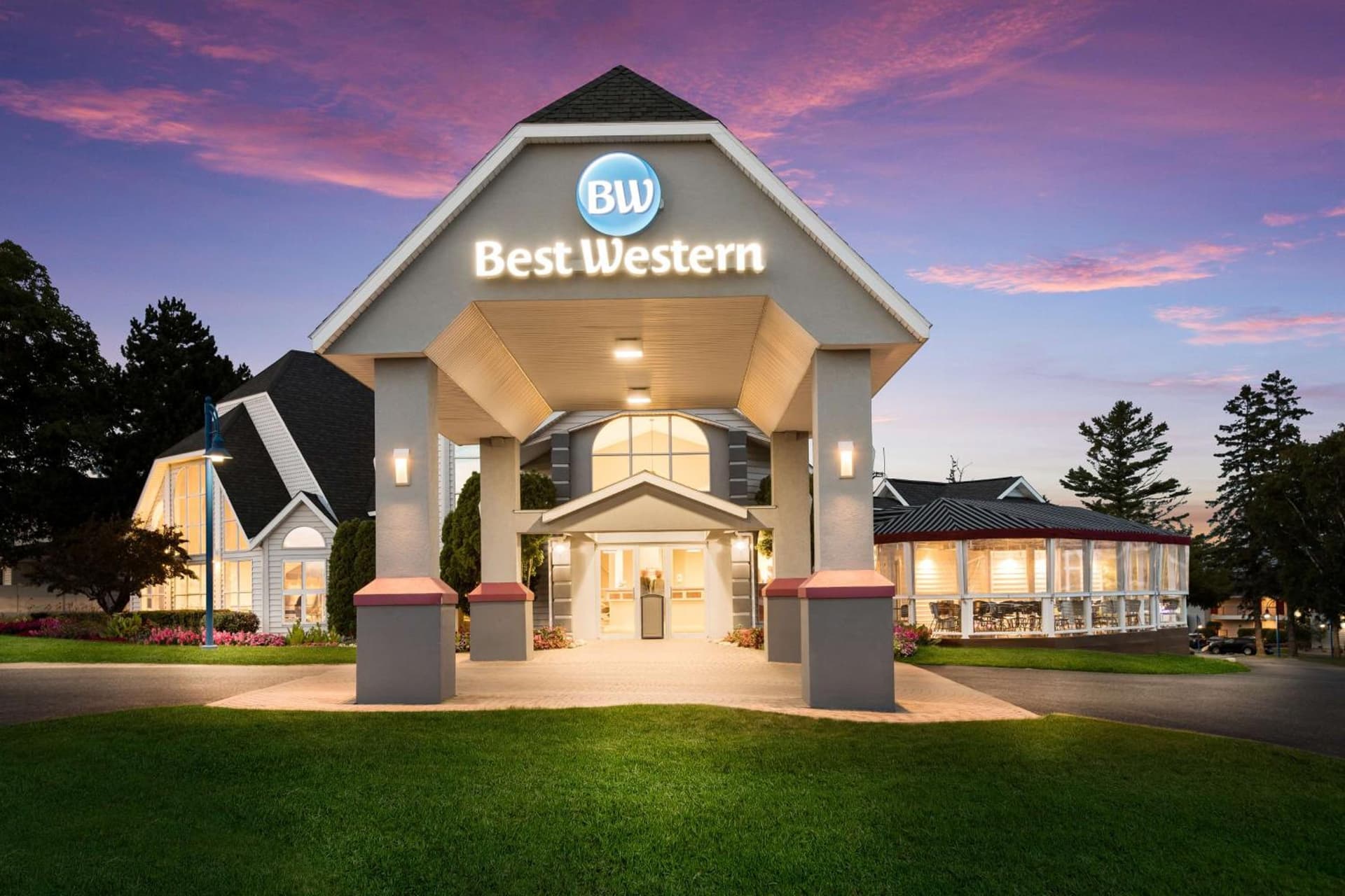 Best Western Harbour Pointe Lakefront featured exterior or lobby in Saint Ignace, MI — similar hotel