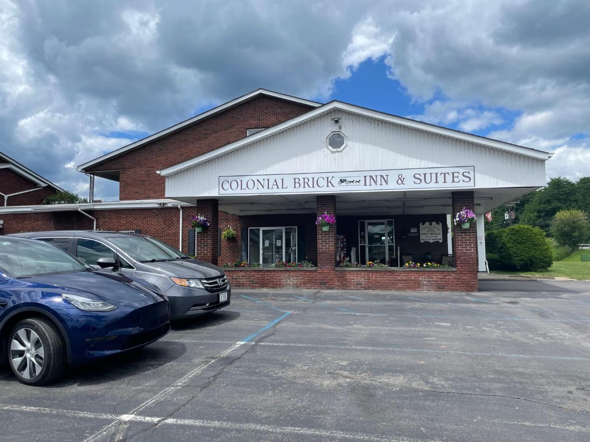 Colonial Brick Inn & Suites — hotel in Binghamton, New York