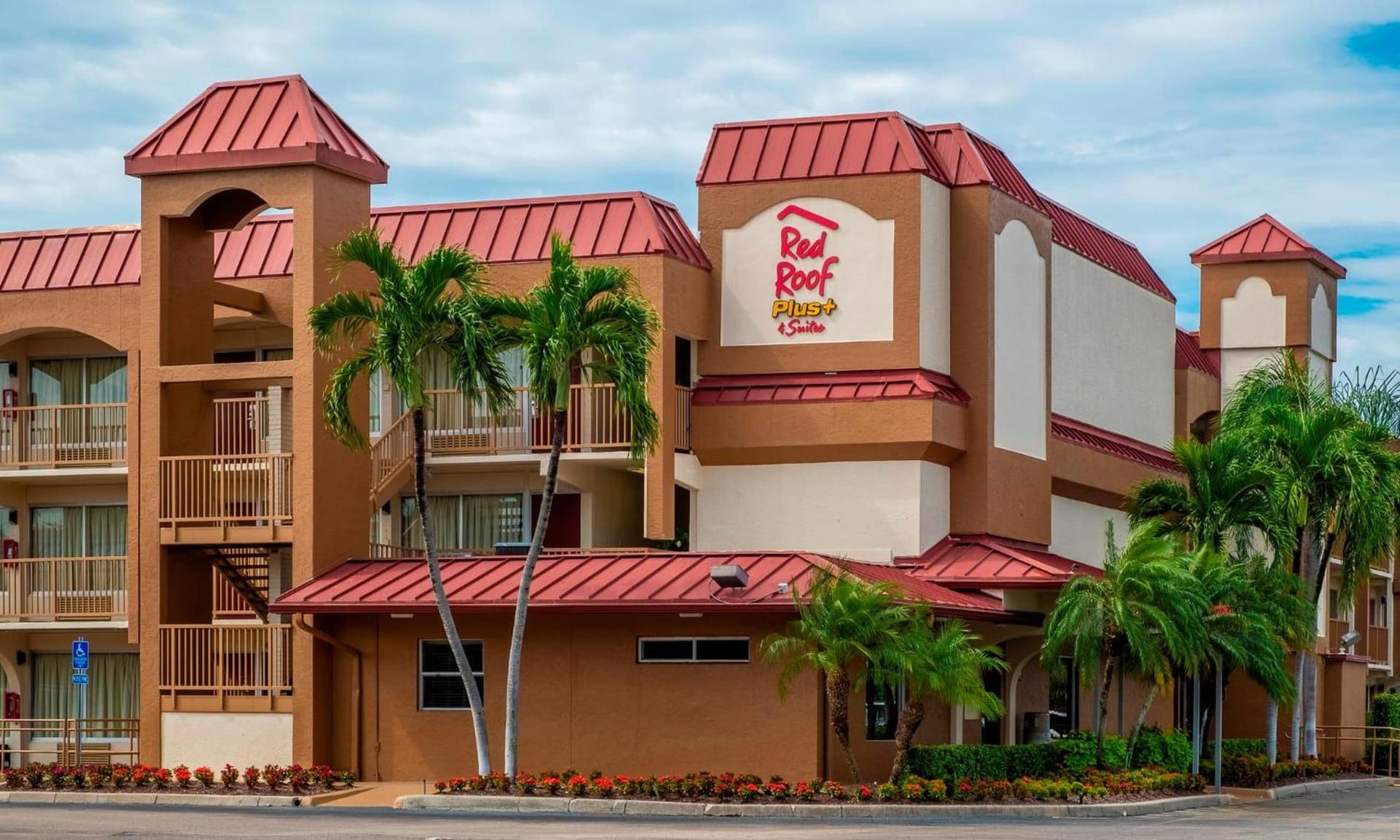 Red Roof Inn PLUS+ & Suites Naples Downtown-5th Ave S — hotel in Naples, Florida