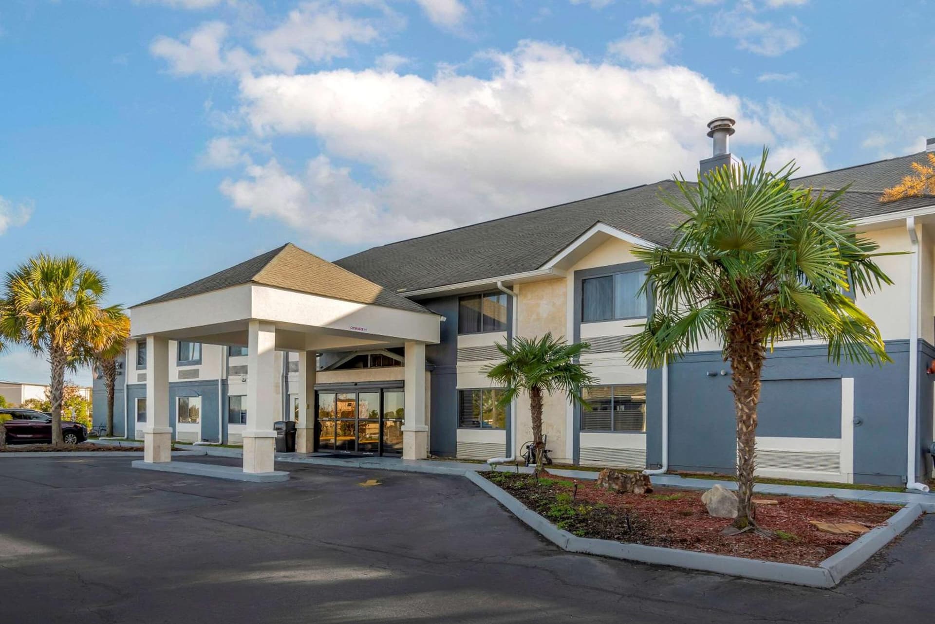 Comfort Inn & Suites - near Robins Air Force Base Main Gate — hotel in Warner Robins, Georgia