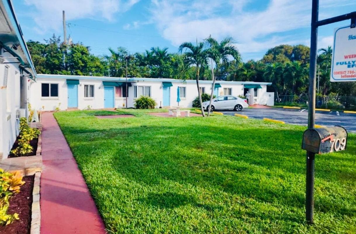 Hallandale Beach Motel with Free Parking and Full Kitchen ! No extra fees! Accepting CASH! — hotel in Hallandale Beach, Florida