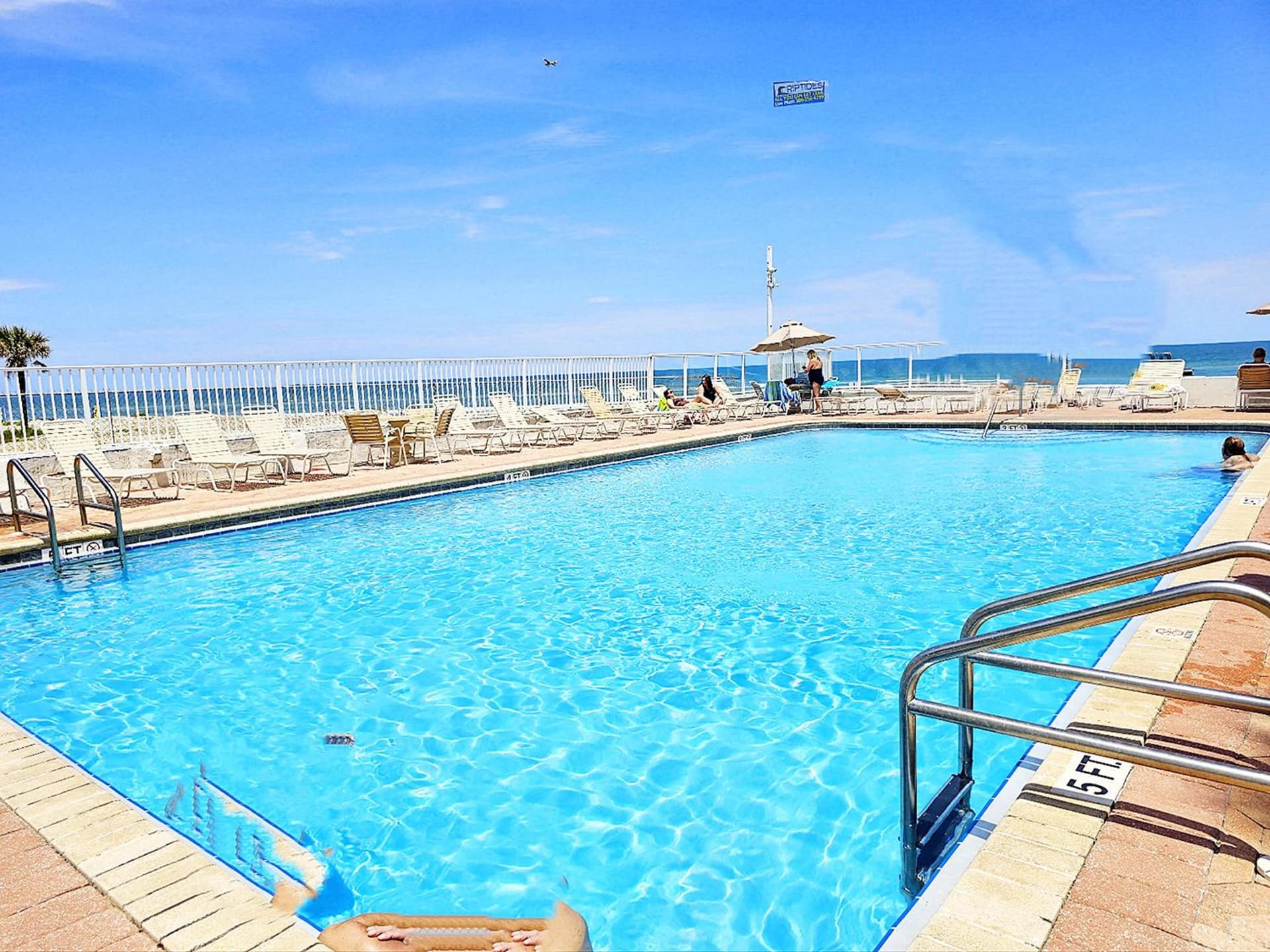 Oceanfront escape with 2 pools! interior in Daytona Beach, FL — gallery photo 2