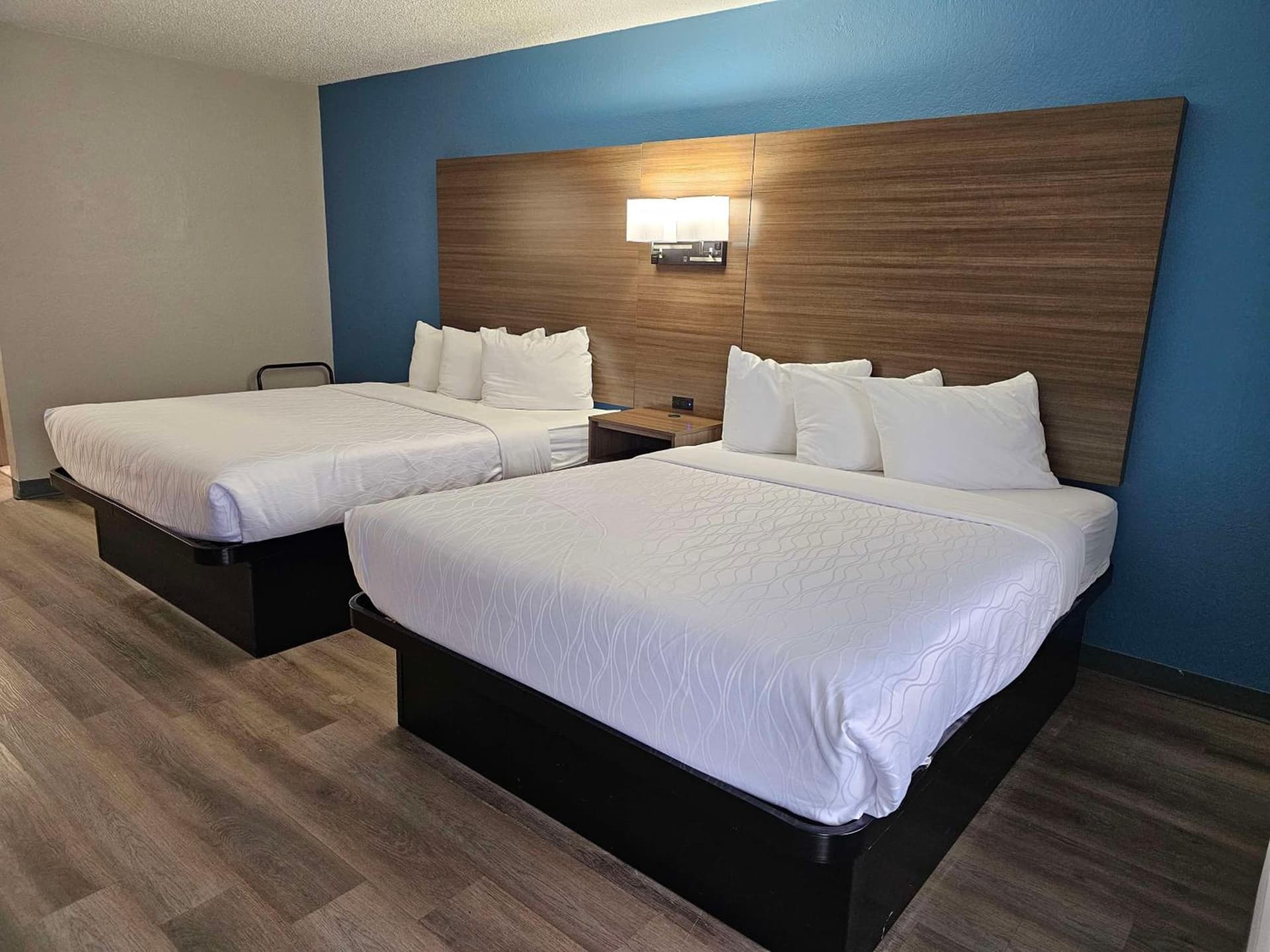 Days Inn by Wyndham Victoria TX East interior in Victoria, TX — gallery photo 2