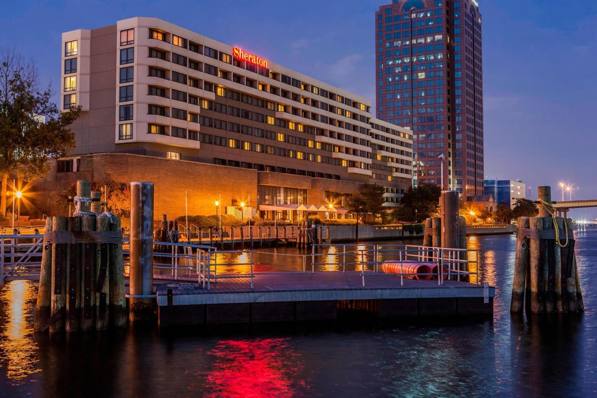 Sheraton Norfolk Waterside Hotel — hotel in Norfolk, Virginia