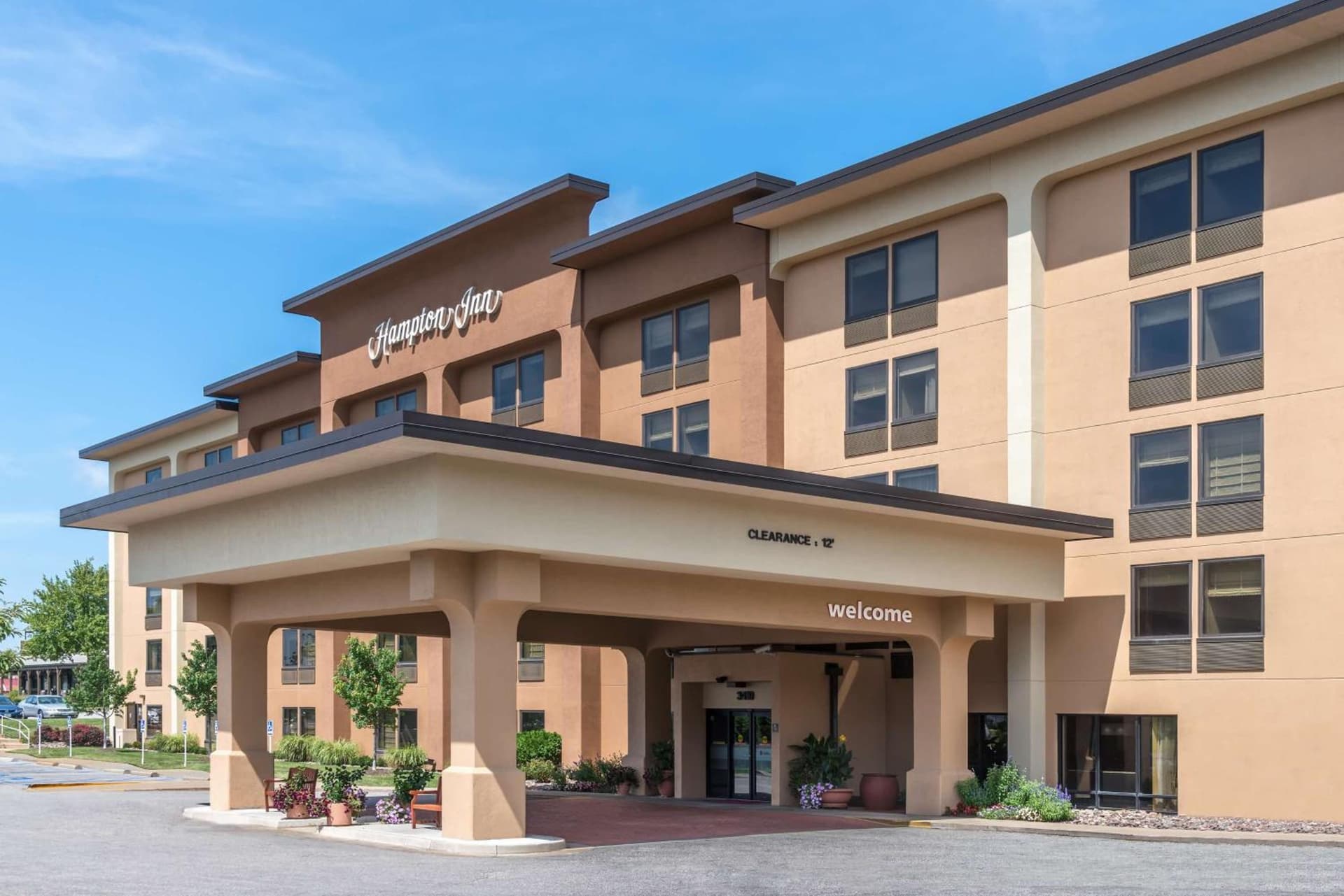 Hampton Inn Columbia interior in Columbia, MO — gallery photo 2