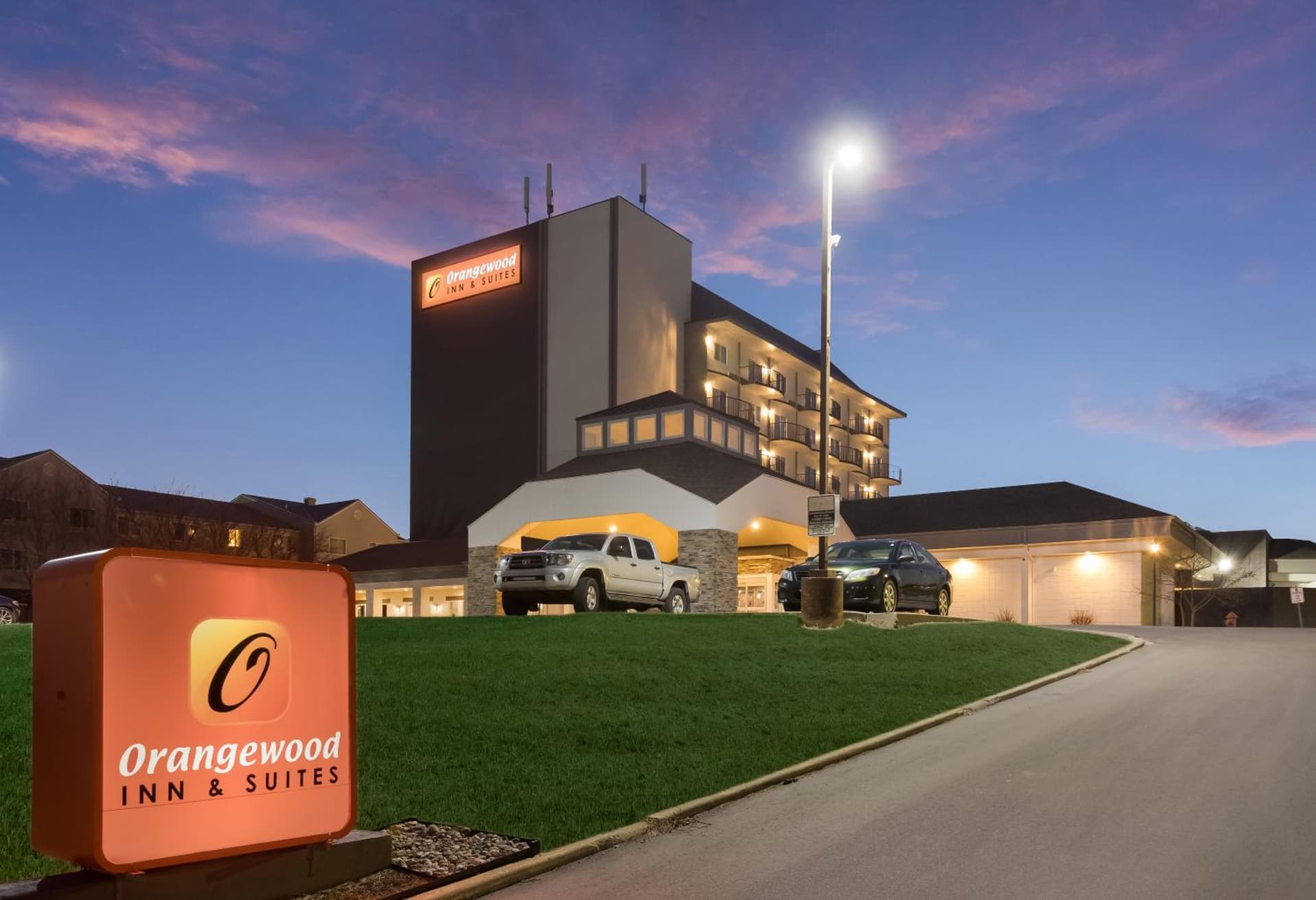 Orangewood Inn & Suites Kansas City Airport — hotel in Kansas City, Kansas