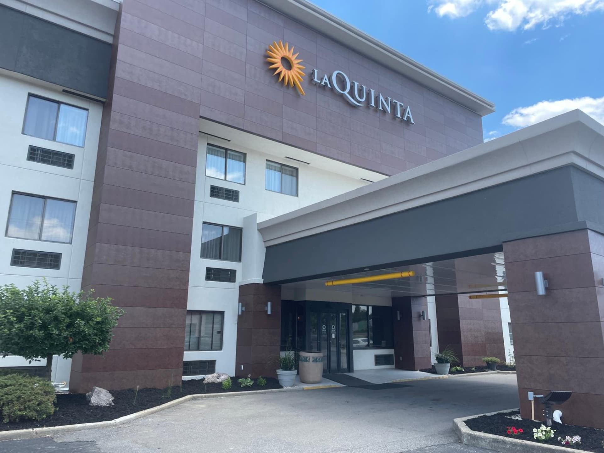 La Quinta Inn and Suites by Wyndham Cincinnati North — hotel in Springdale, Ohio