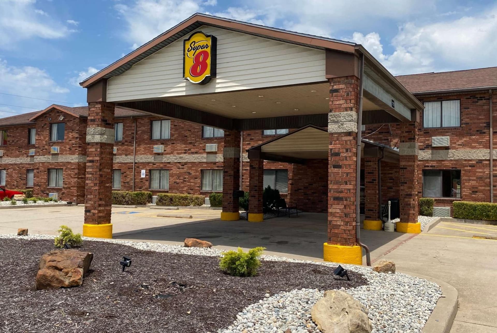 Super 8 by Wyndham Independence KS interior in Independence, KS — gallery photo 2