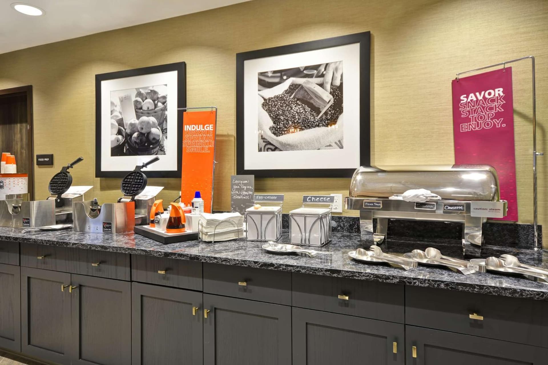 Hampton Inn & Suites Detroit/Warren interior in Warren, MI — gallery photo 2