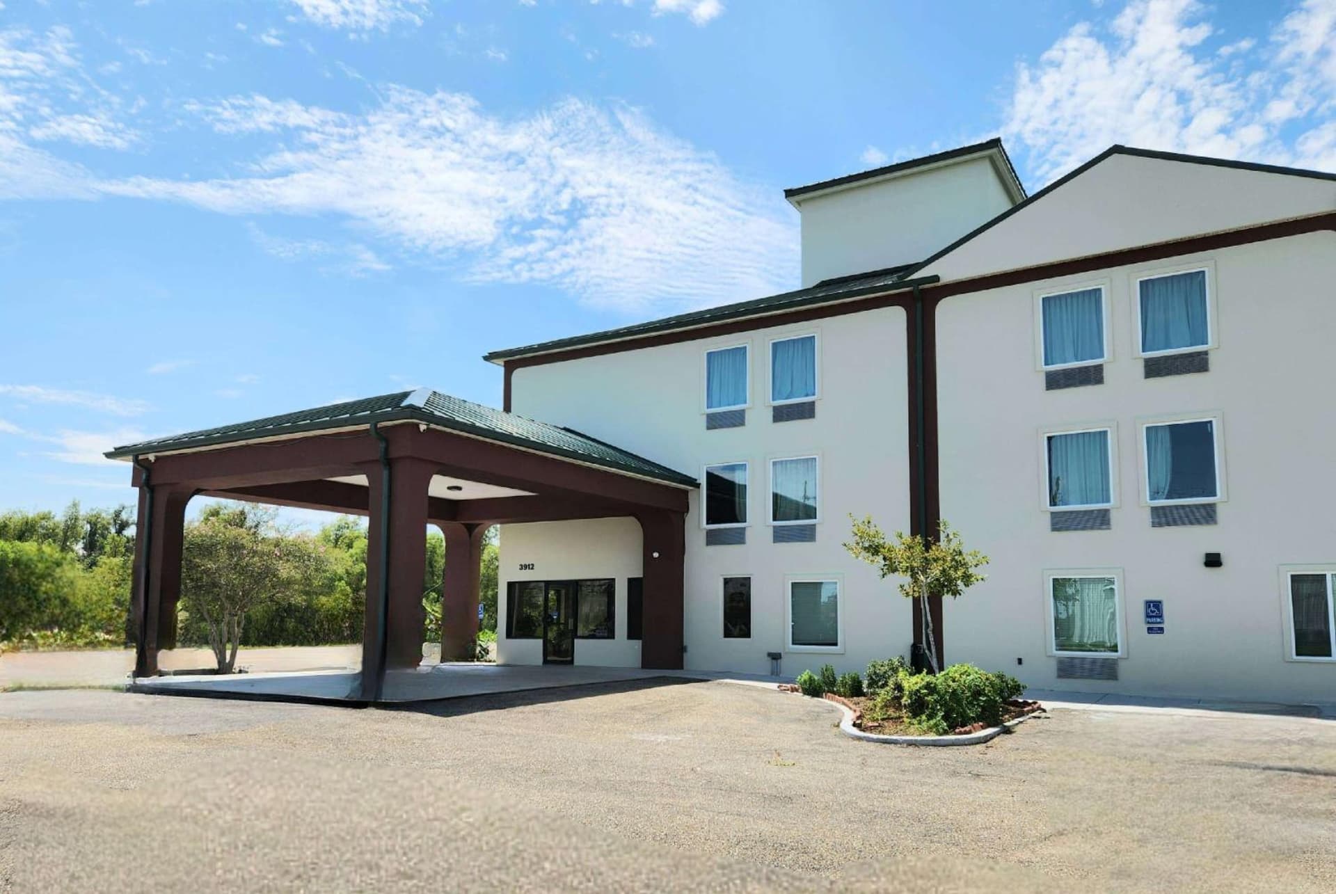 Days Inn by Wyndham LaPlace- New Orleans interior in Laplace, LA — gallery photo 2