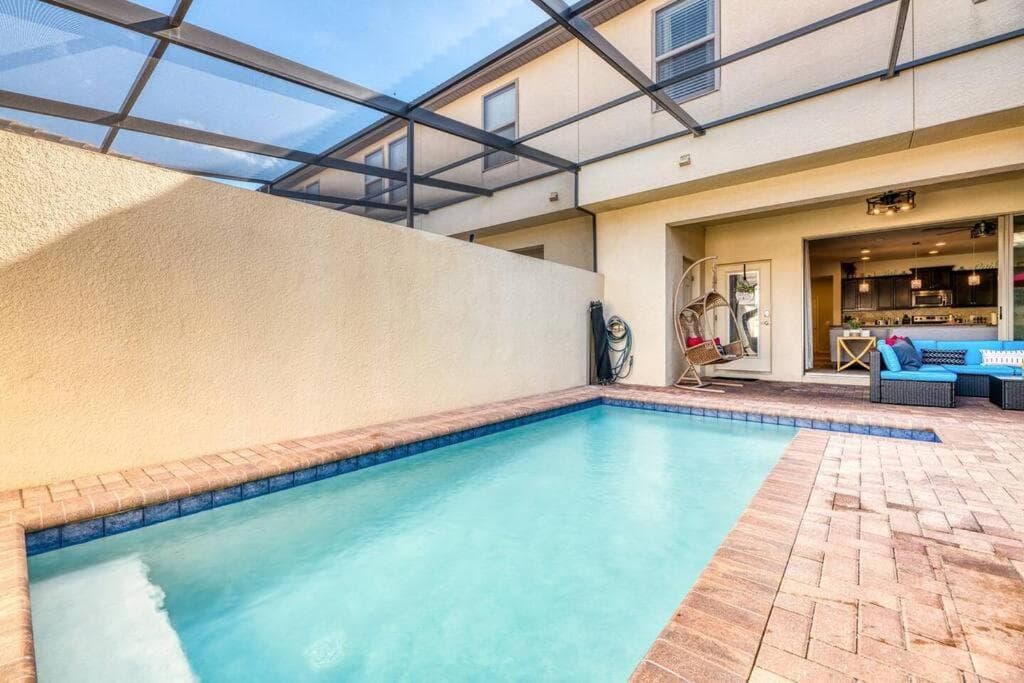 The Oasis - 5 Bedroom Themed Townhouse interior in Kissimmee, FL — gallery photo 2