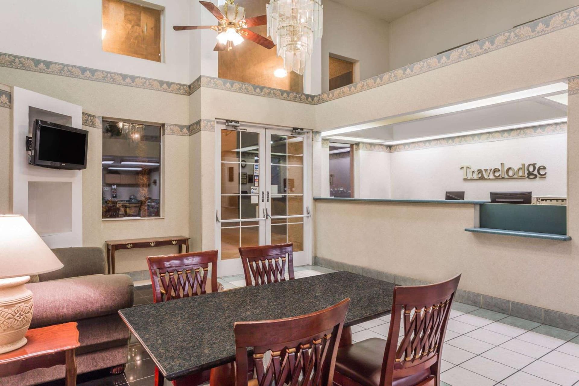 Days Inn by Wyndham Phoenix West interior in Phoenix, AZ — gallery photo 2