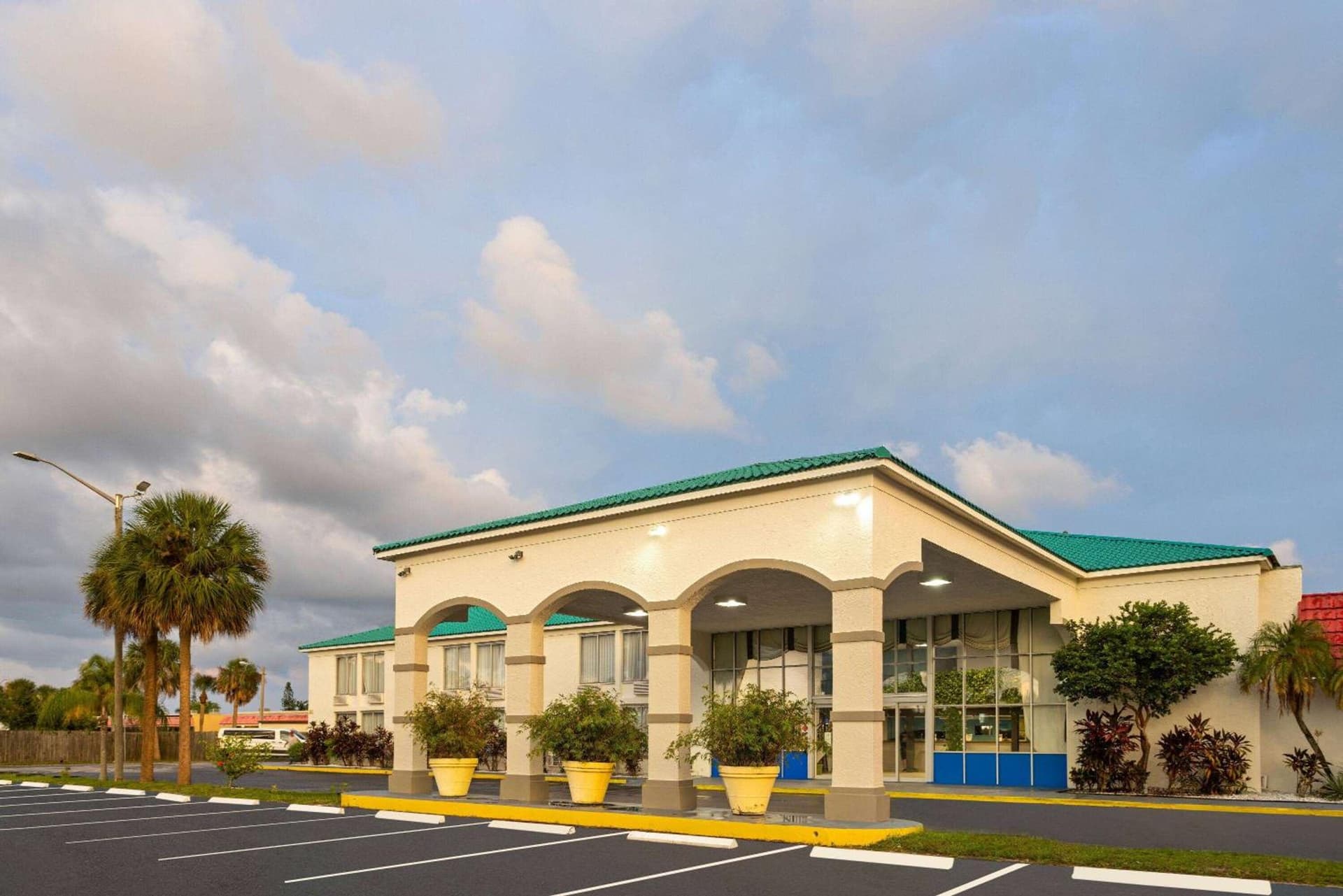 Days Inn & Suites by Wyndham Fort Pierce Midtown — hotel in Fort Pierce, Florida