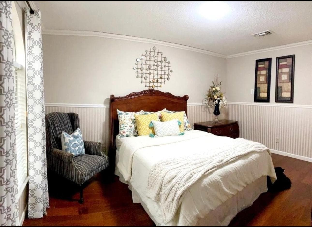 Nice and peaceful bedroom featured exterior or lobby in Wake Village, TX — similar hotel
