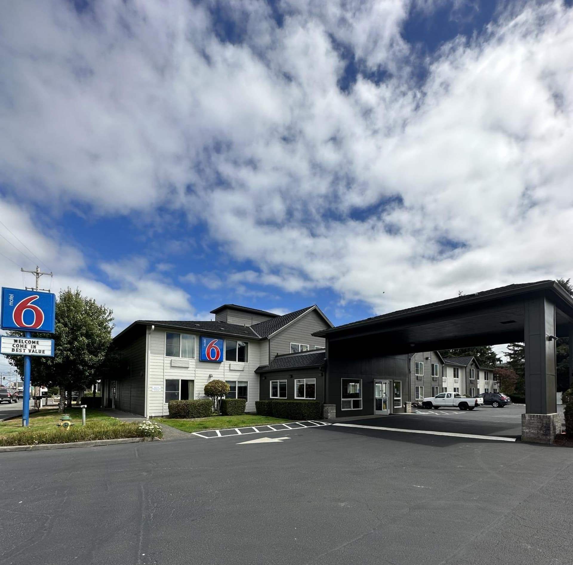 Motel 6-Seaside, OR featured exterior or lobby in Seaside, OR — similar hotel