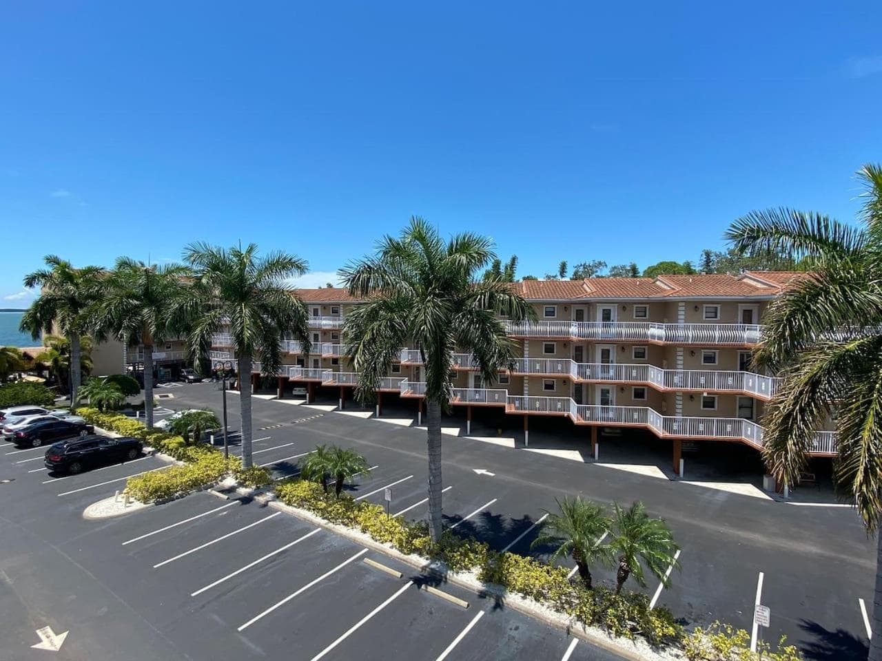 Condo in Waterfront Resort with Balcony Close to Beaches Free Bikes — hotel in Dunedin, Florida