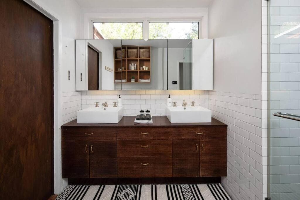 Hollywood Hills Home w Views in Laurel Canyon interior in Los Angeles, CA — gallery photo 2