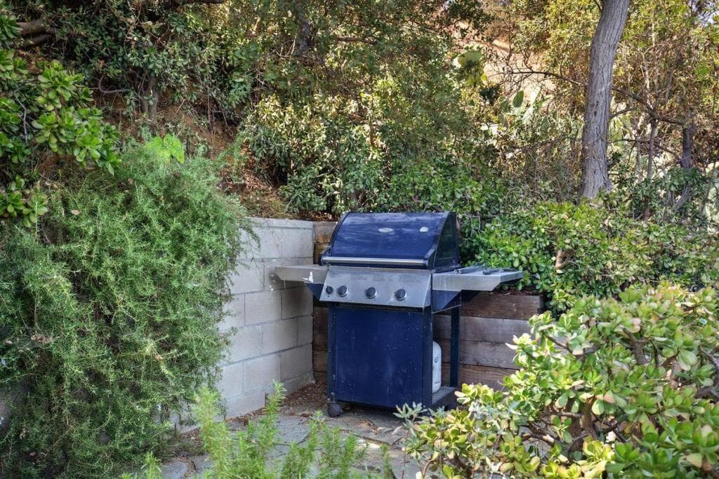 Hollywood Hills Home w Views in Laurel Canyon property views in Los Angeles, CA — gallery photo 3