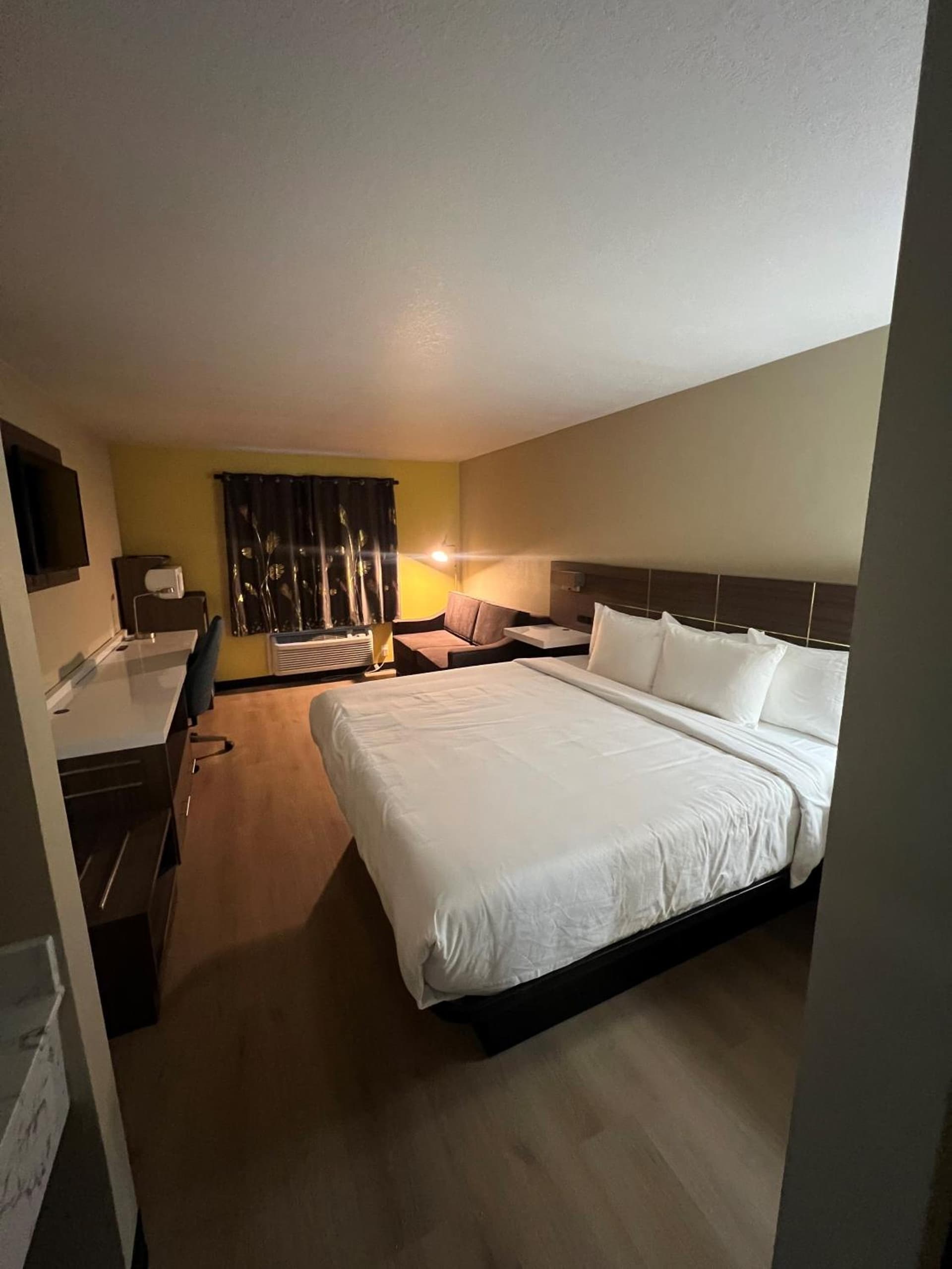 Quality Inn & Suites Willows interior in Willows, CA — gallery photo 2