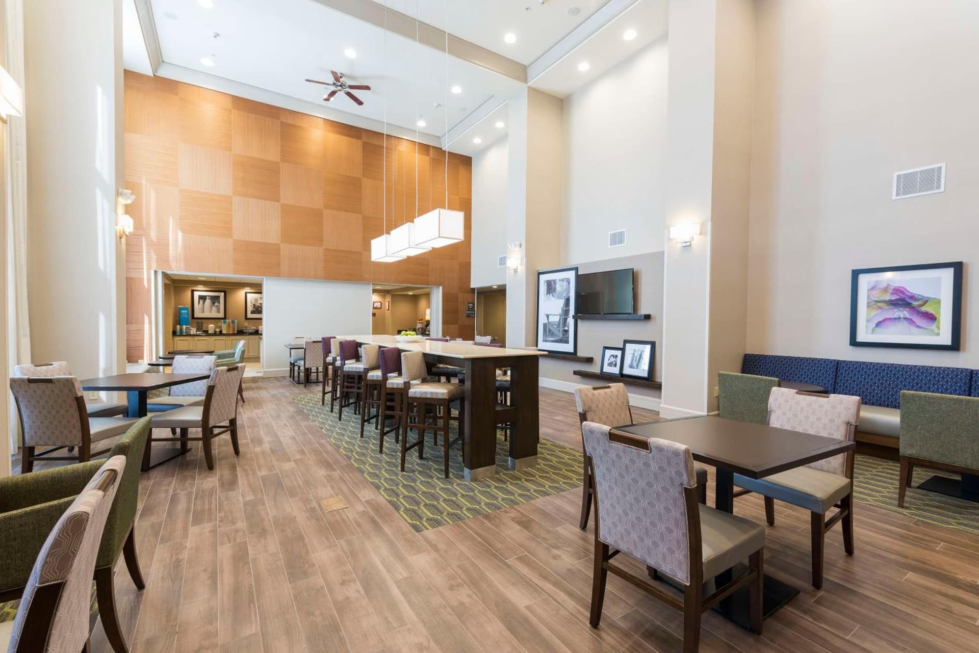 Hampton Inn & Suites Hartford-Manchester interior in Manchester — gallery photo 2