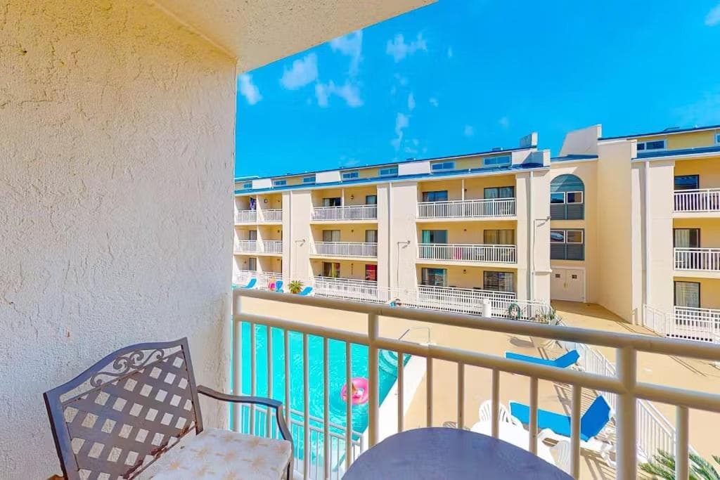 Cozy Studio Suite w/ Pool, Steps to Beach interior in Gulf Shores, AL — gallery photo 2