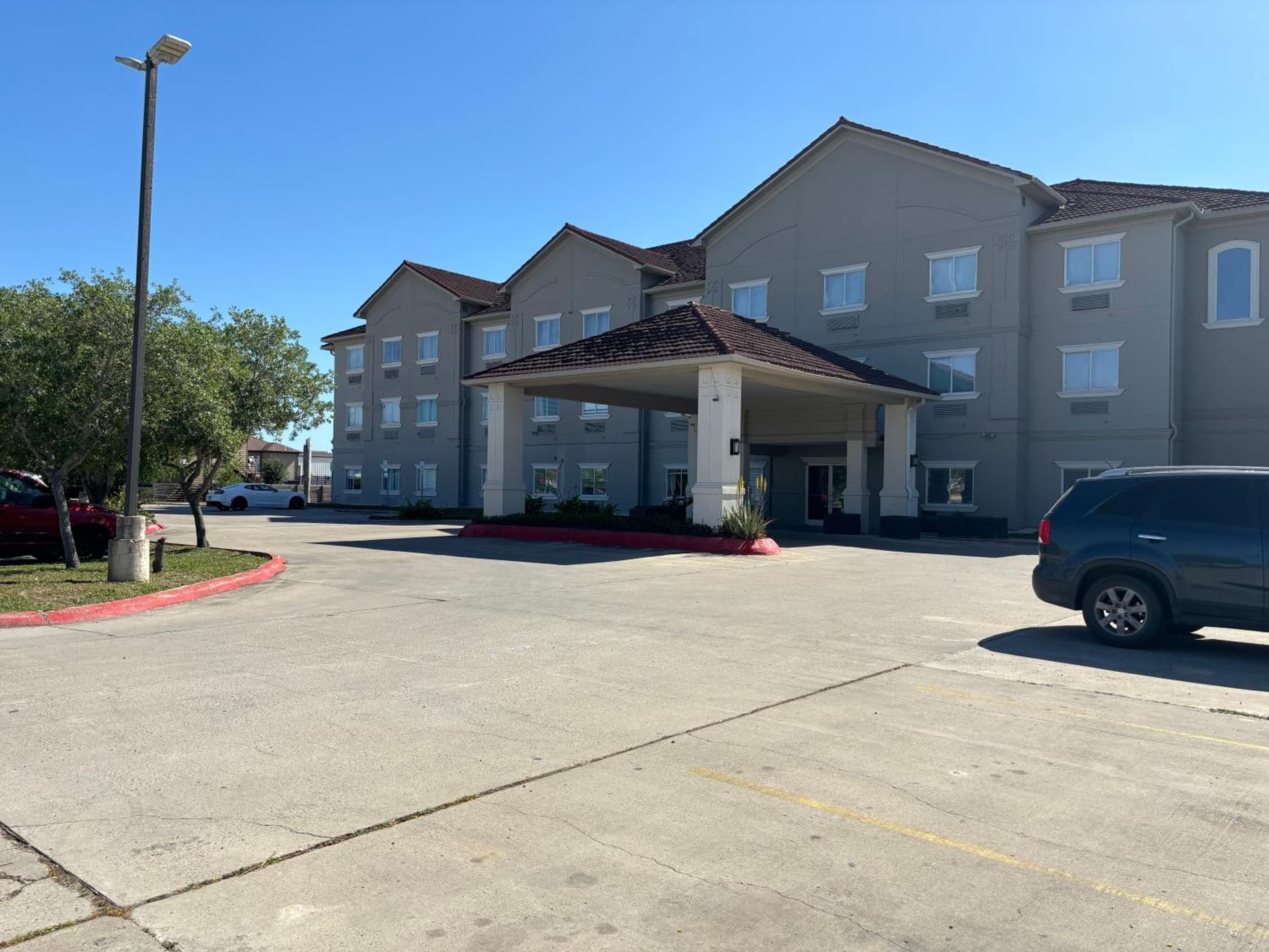 Deluxe Inn & Suites — hotel in Brownsville, Texas