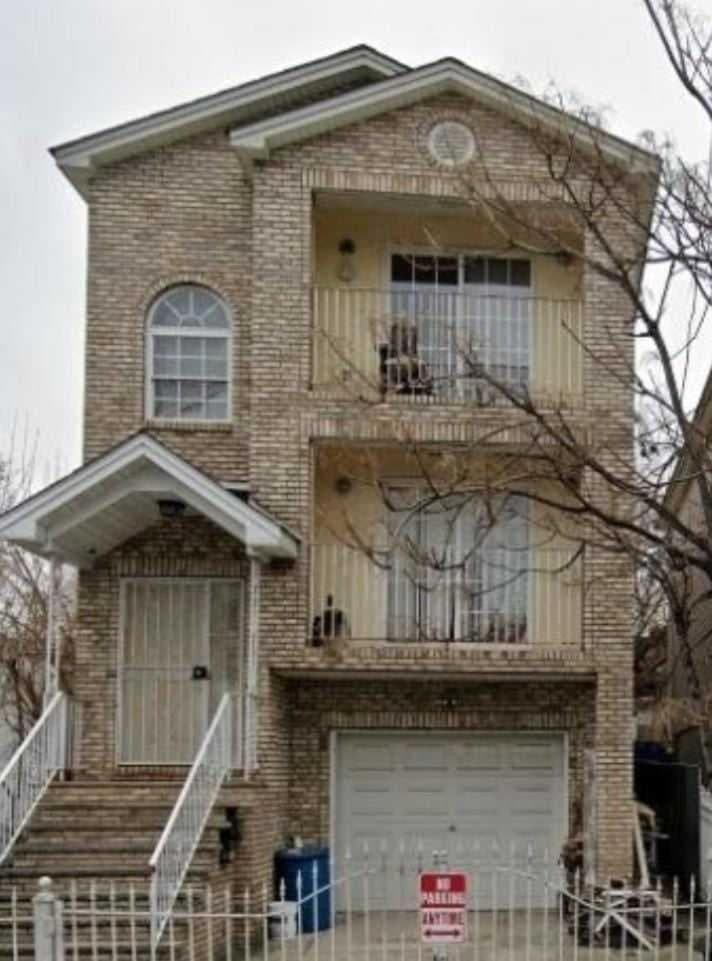 Room G DIVINE VILLA AND RESORT, 6 MINS TO AIRPORT, 4MINS TO PENN STATION. featured exterior or lobby in Newark, NJ — similar hotel